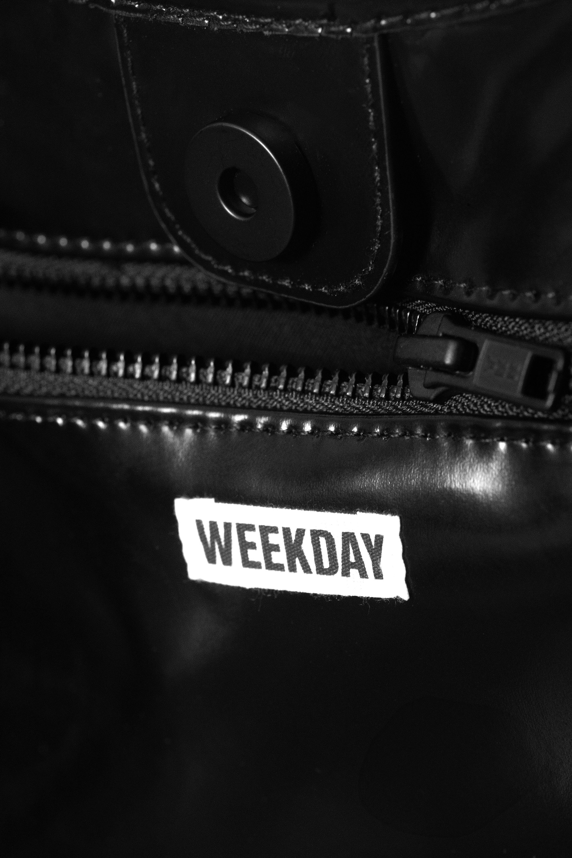 Svart - Stor glansig tote i skinnimitation - 4