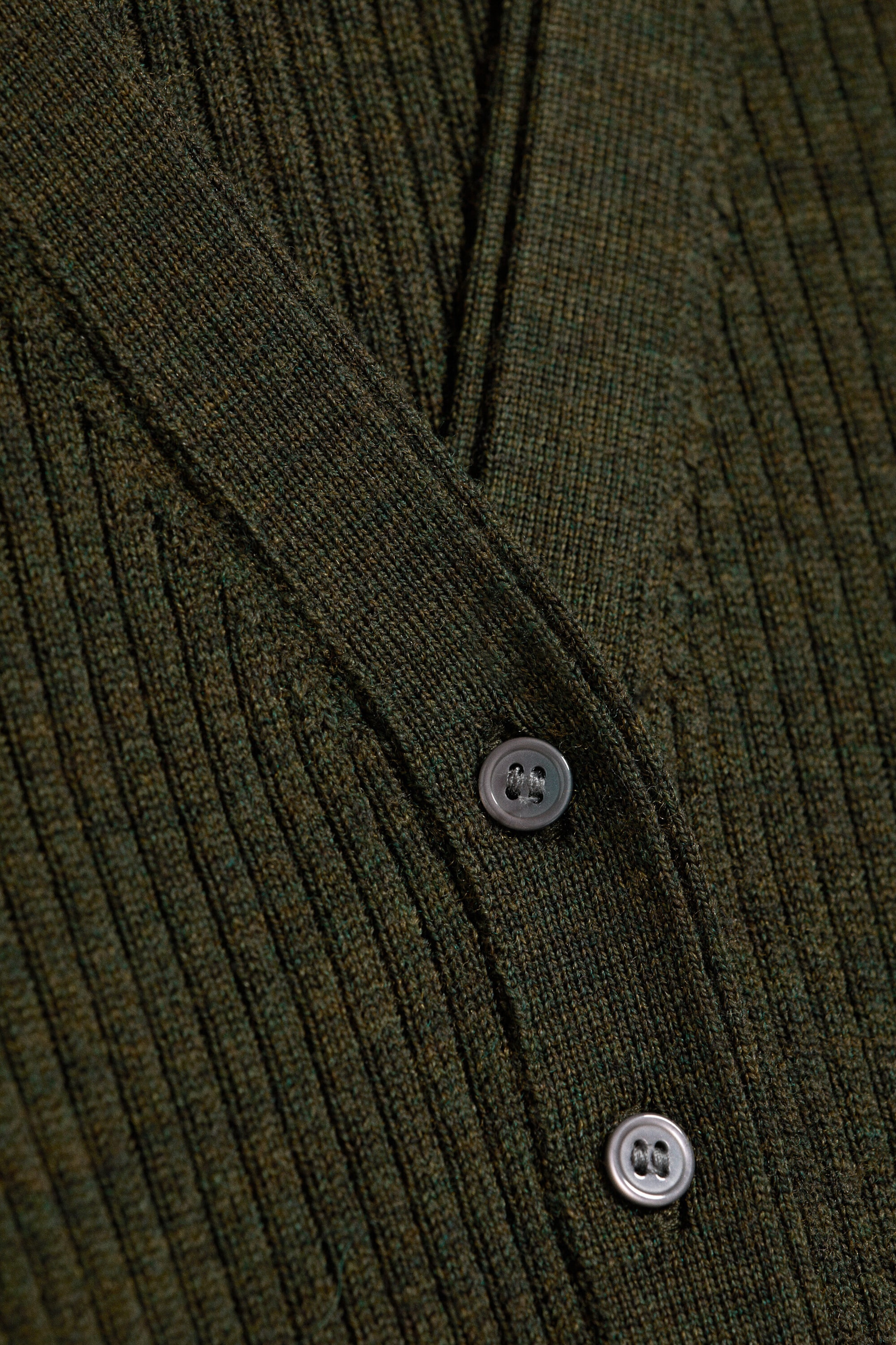 Mørkegrønn - V-hals cardigan i merinoull - 2