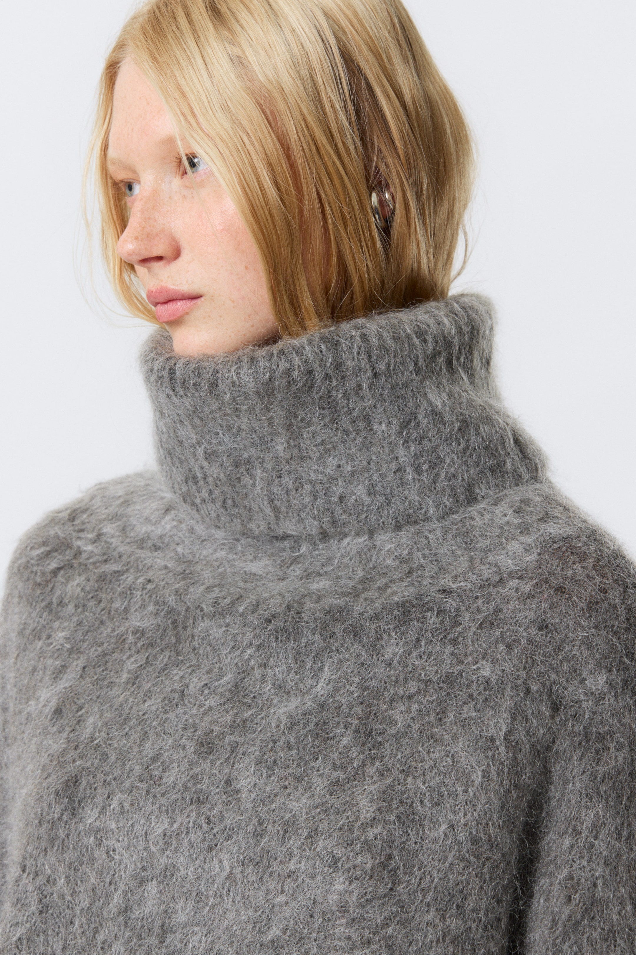 Donkergrijs gemêleerd - Trui van mohairmix met trechterhals - 2