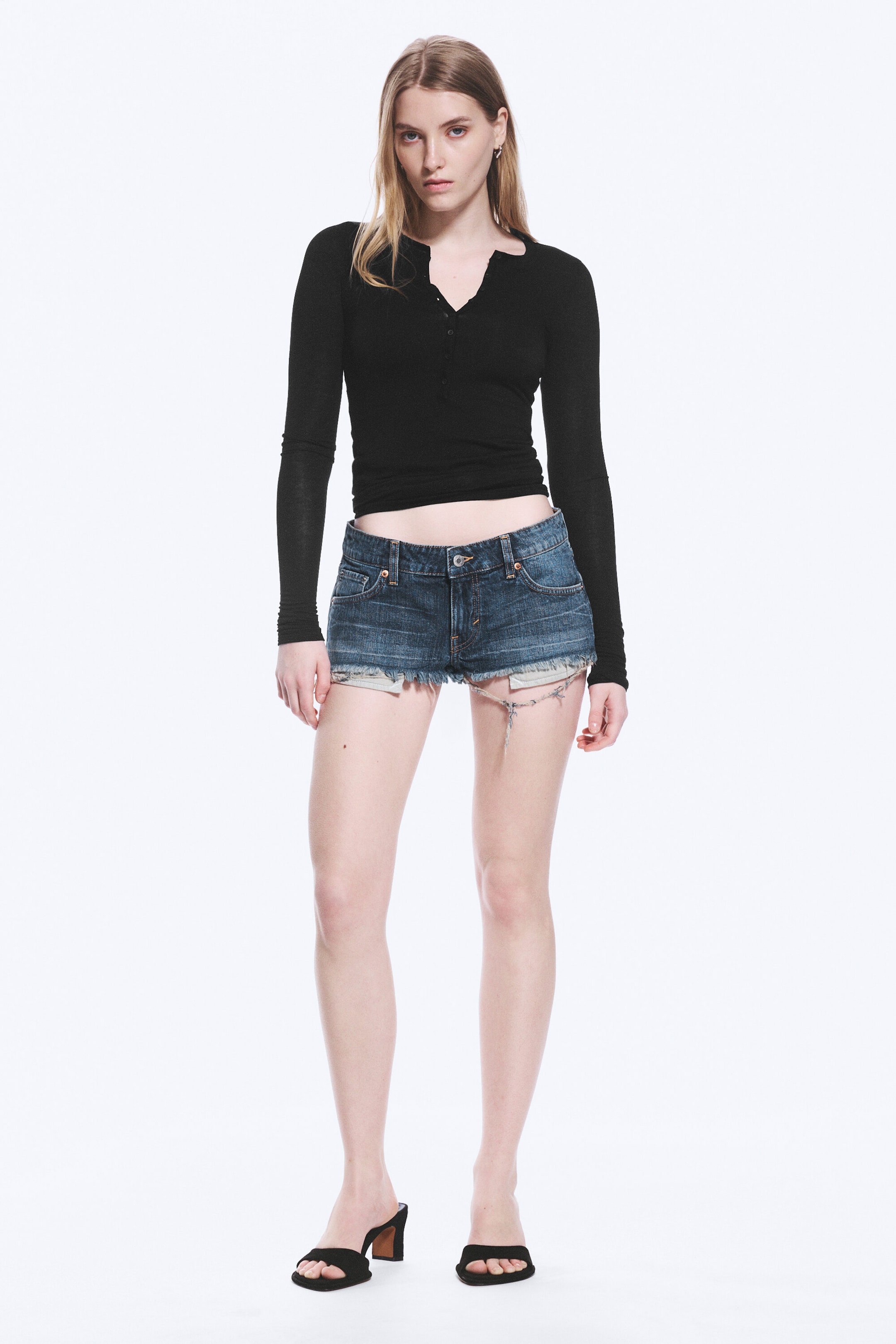 Blue Hymn - Mellanblå - Venus Frayed Low Waist Denim Hotpants - 1