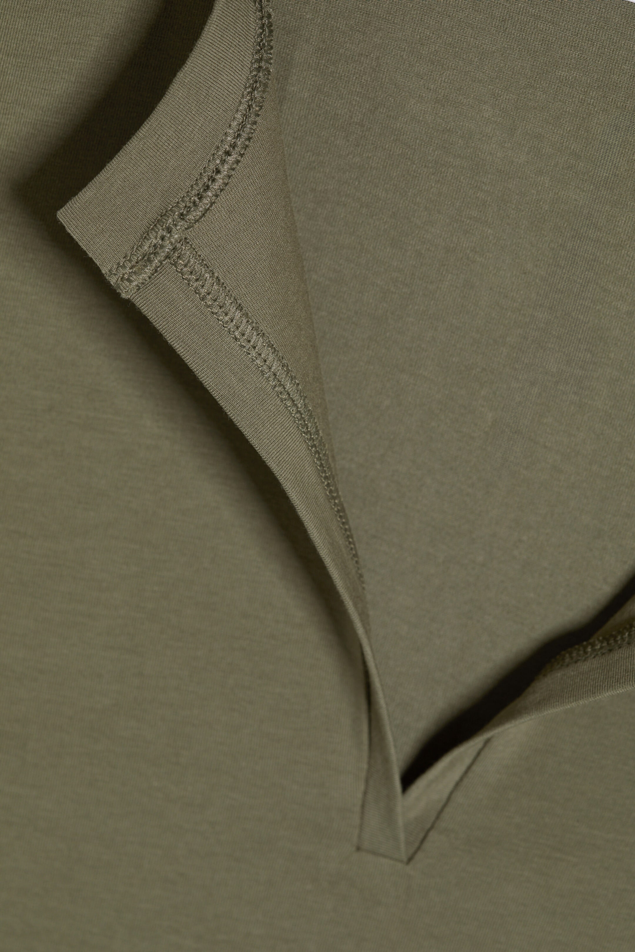 Dusty Khaki Green - Schmales, ärmelloses Top mit V-Ausschnitt - 5