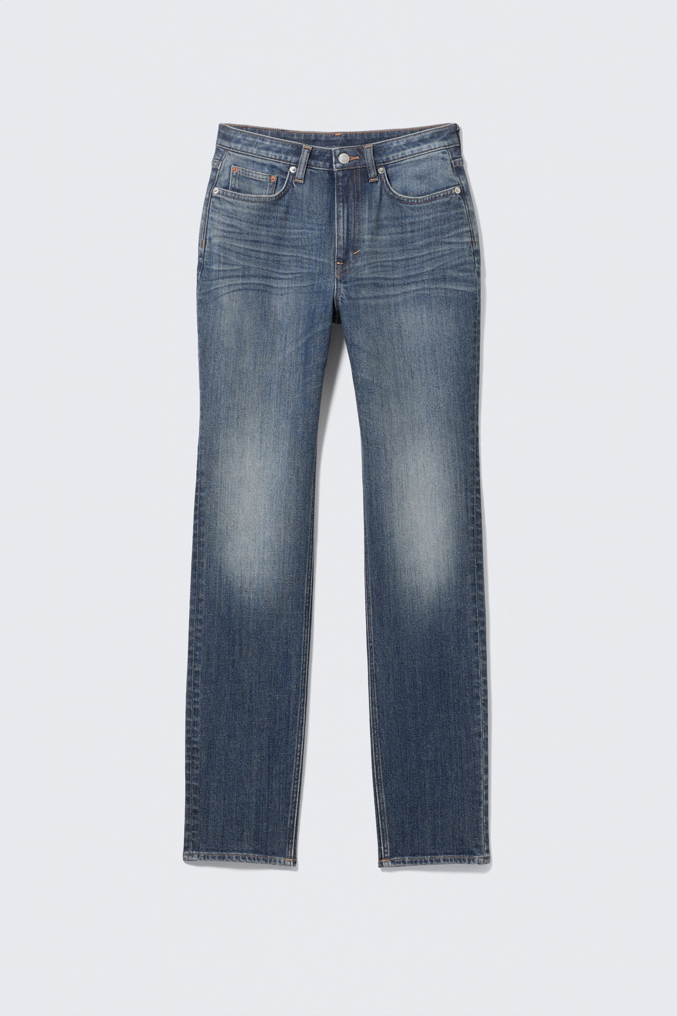 Agrandir l'image: Vue de FACE du jean en denim bleu. Le jean présente un délavage usé avec des effets de moustaches sur le haut des cuisses, une fermeture à bouton et à glissière, des poches avant et des passants de ceinture.