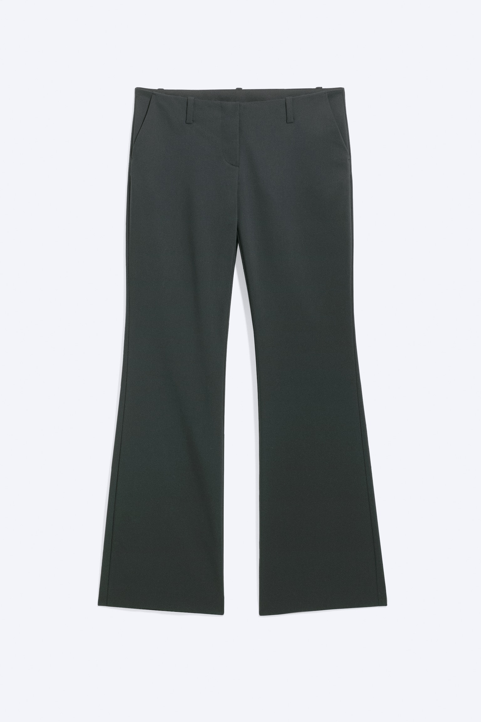 Estas calças de fato bootcut cinzento-escuras de cintura baixa estão viradas para a frente, exibindo uma cintura estruturada com presilhas para cinto e bolsos laterais embutidos. As pernas ajustam-se junto às coxas e alargam-se ligeiramente a partir dos joelhos para formar uma silhueta bootcut clássica.