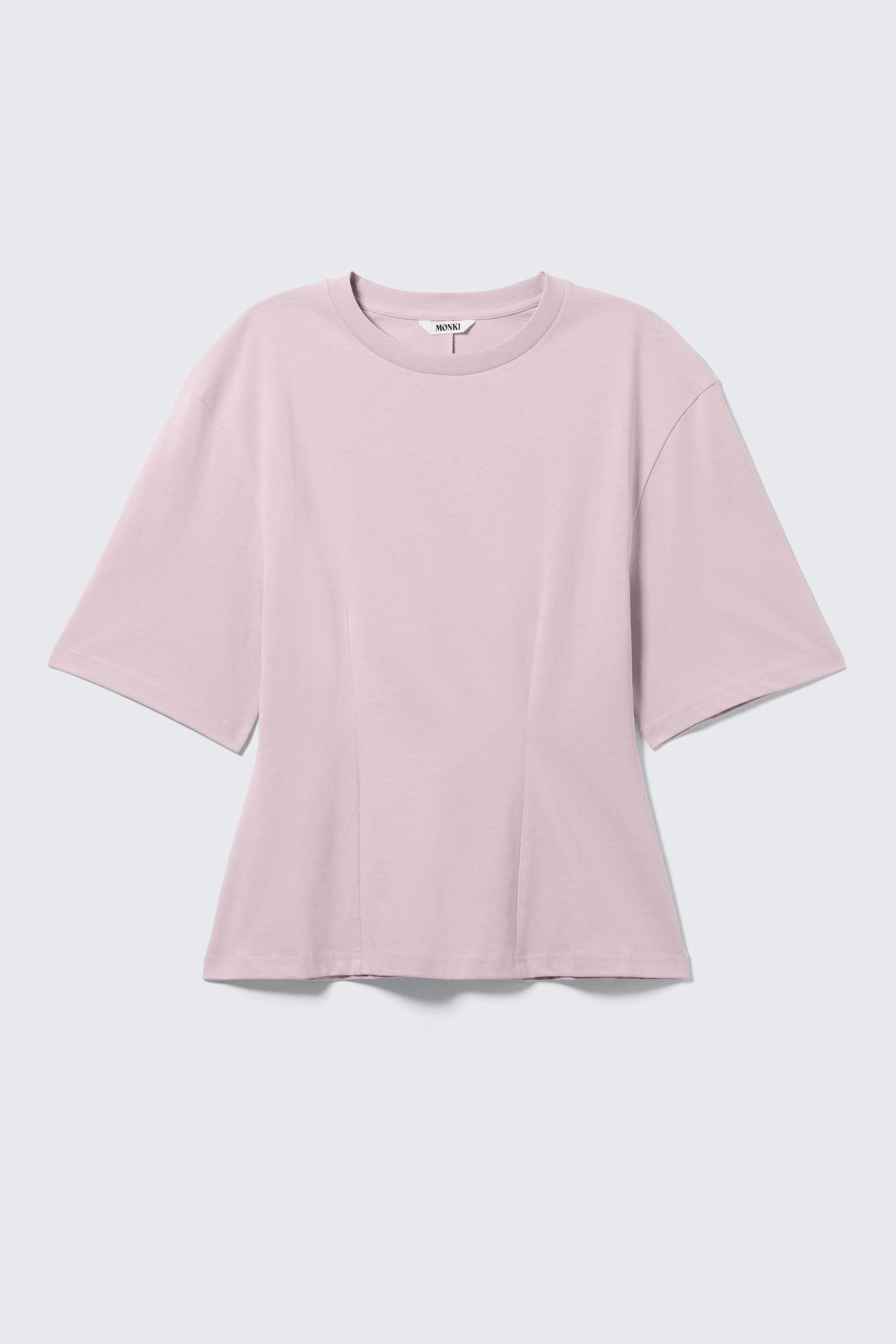 Ver imagem maior: Uma t-shirt lilás de mangas curtas está a apresentar a sua vista FRONTAL, com uma gola redonda e mangas largas e descontraídas. Costuras verticais estendem-se pela frente, criando uma forma subtilmente evasé em direção à bainha.