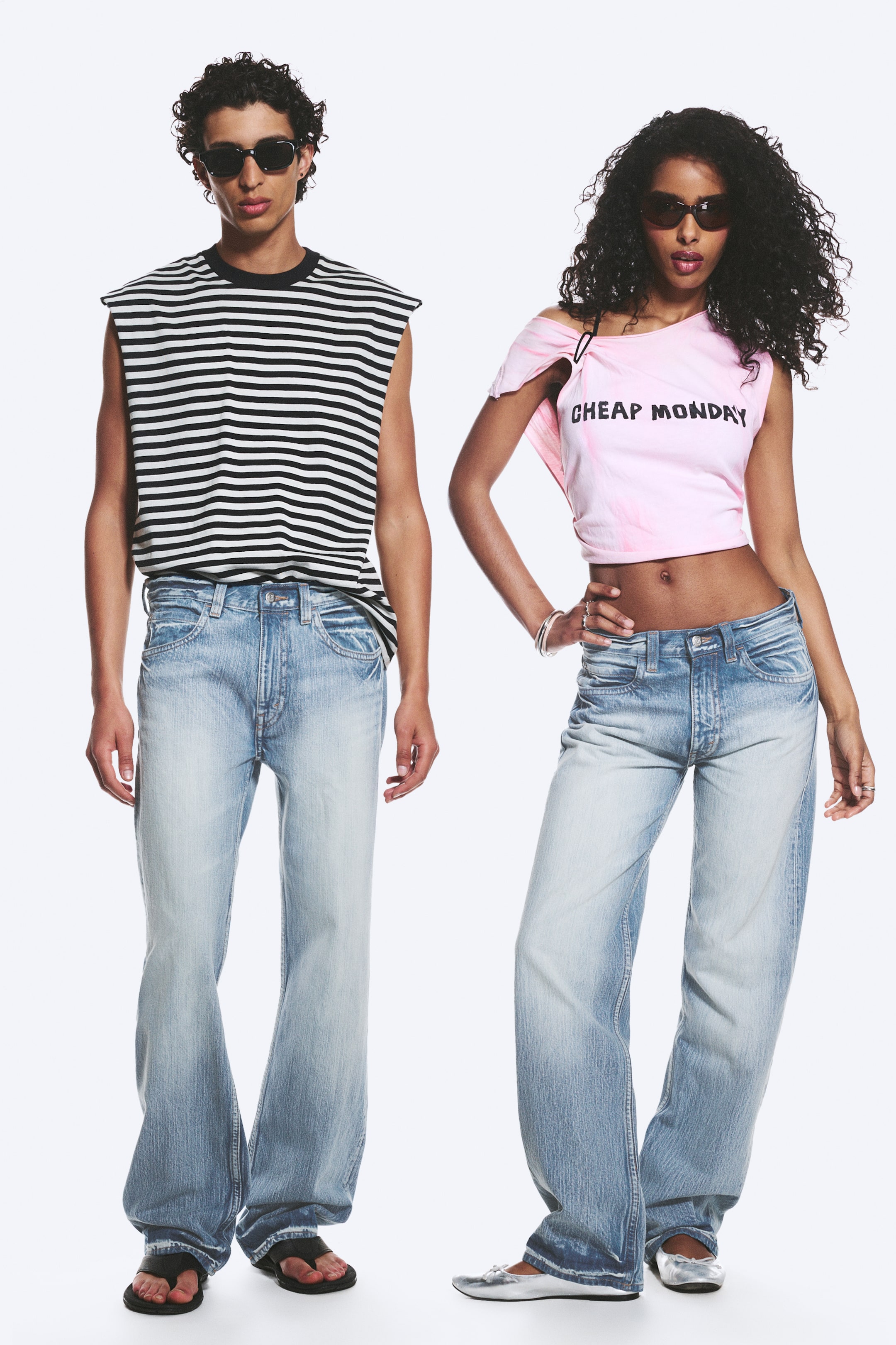 Zobacz większy obraz: Jasne dżinsy z denimu prezentują luźny, prosty krój nogawek z delikatnym rozszerzeniem na dole, widziane od przodu. Charakteryzują się średnim stanem, przetarciami i efektem „wąsów” na udach oraz lekkimi przetarciami na przednich kieszeniach.