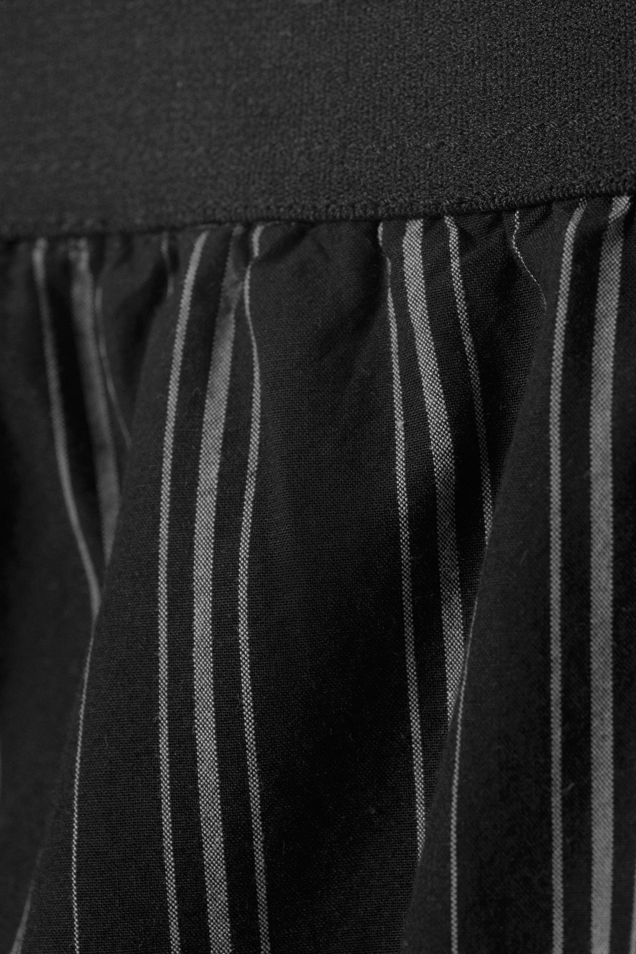 Svart med striper - Løs stripet pyjamasshorts i bomull - 2