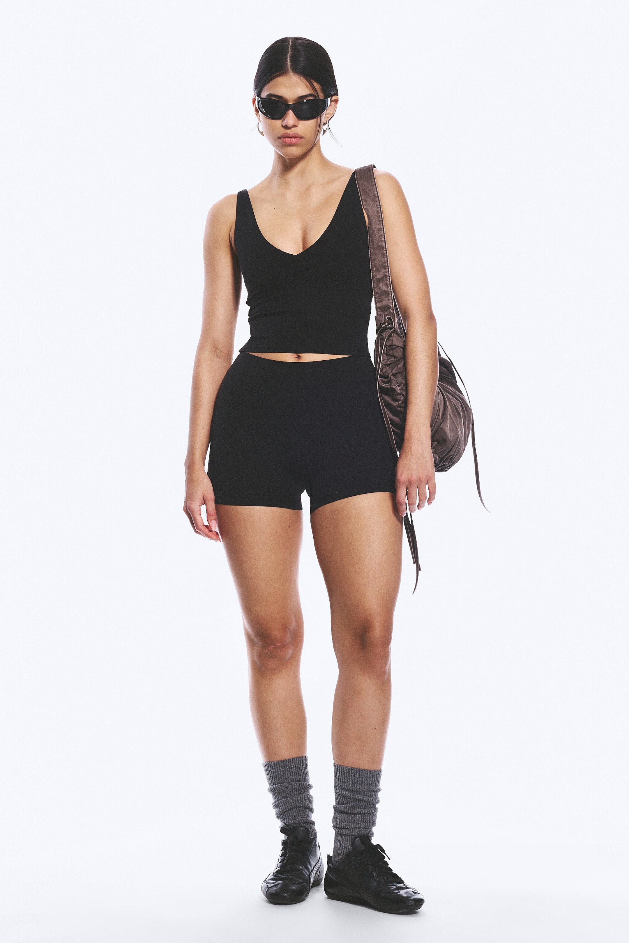 Schwarz - Kurzes Sporttop mit tiefem Ausschnitt - 2