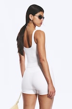 Weiß - Kurzes Sporttop mit tiefem Ausschnitt - 3