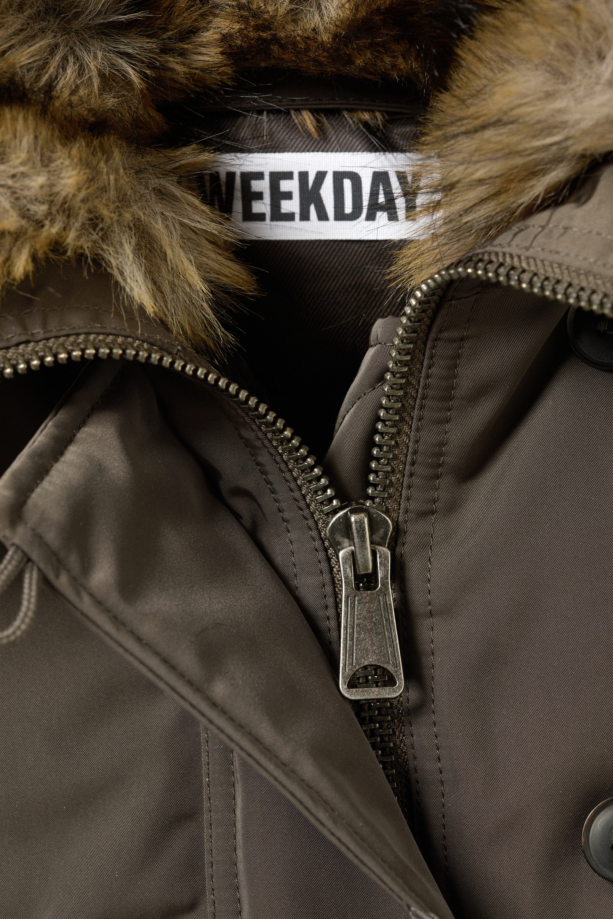 Dunkelgrau - Wendbare Bomberweste mit Kapuze - 7