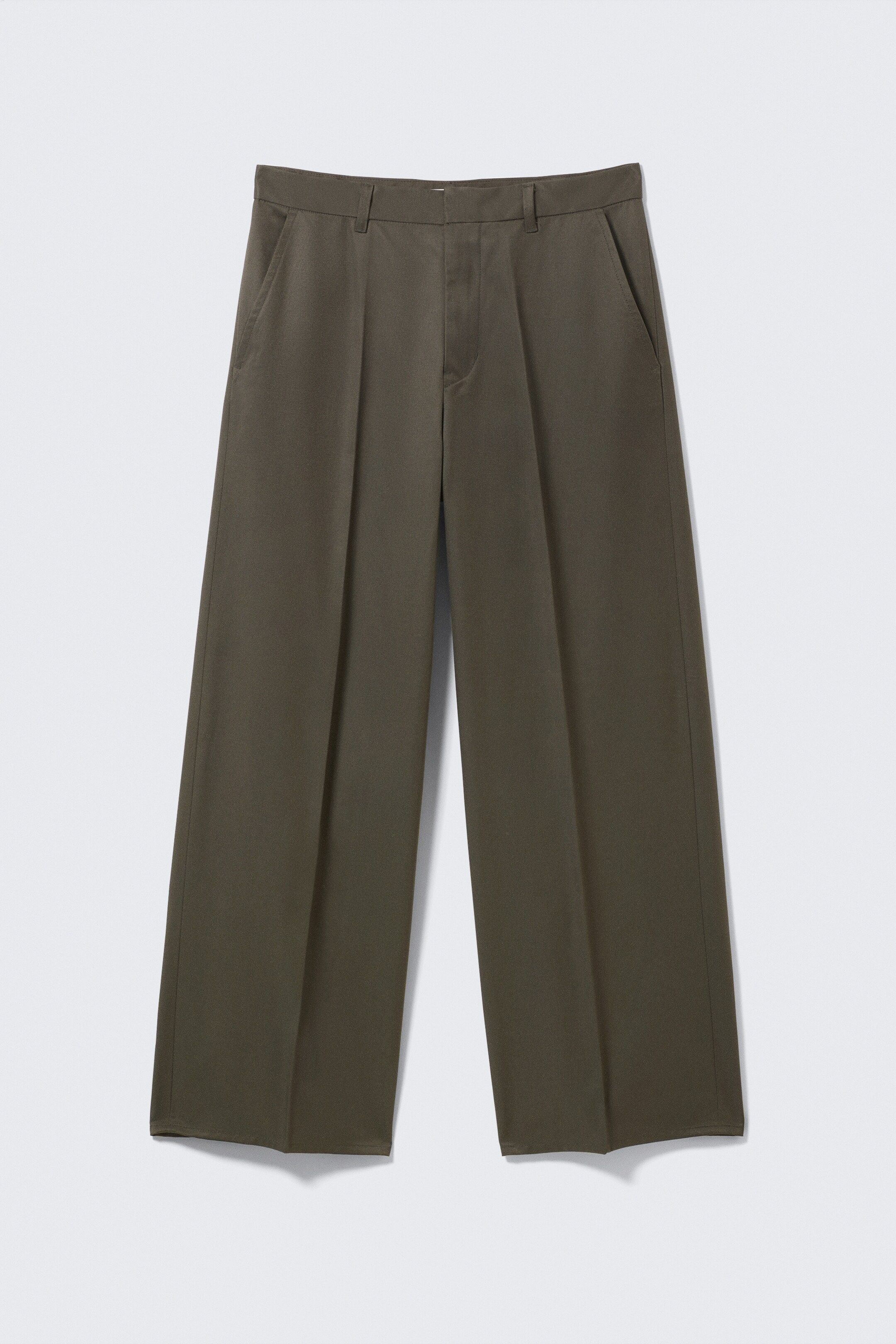 Visualizza immagine più grande: Un paio di pantaloni a gamba larga verde oliva scuro è presentato dal davanti. Presenta una cintura con passanti, una chiusura frontale con patta e tasche laterali, mentre doppie pieghe e una piega frontale netta corrono lungo ciascuna gamba.