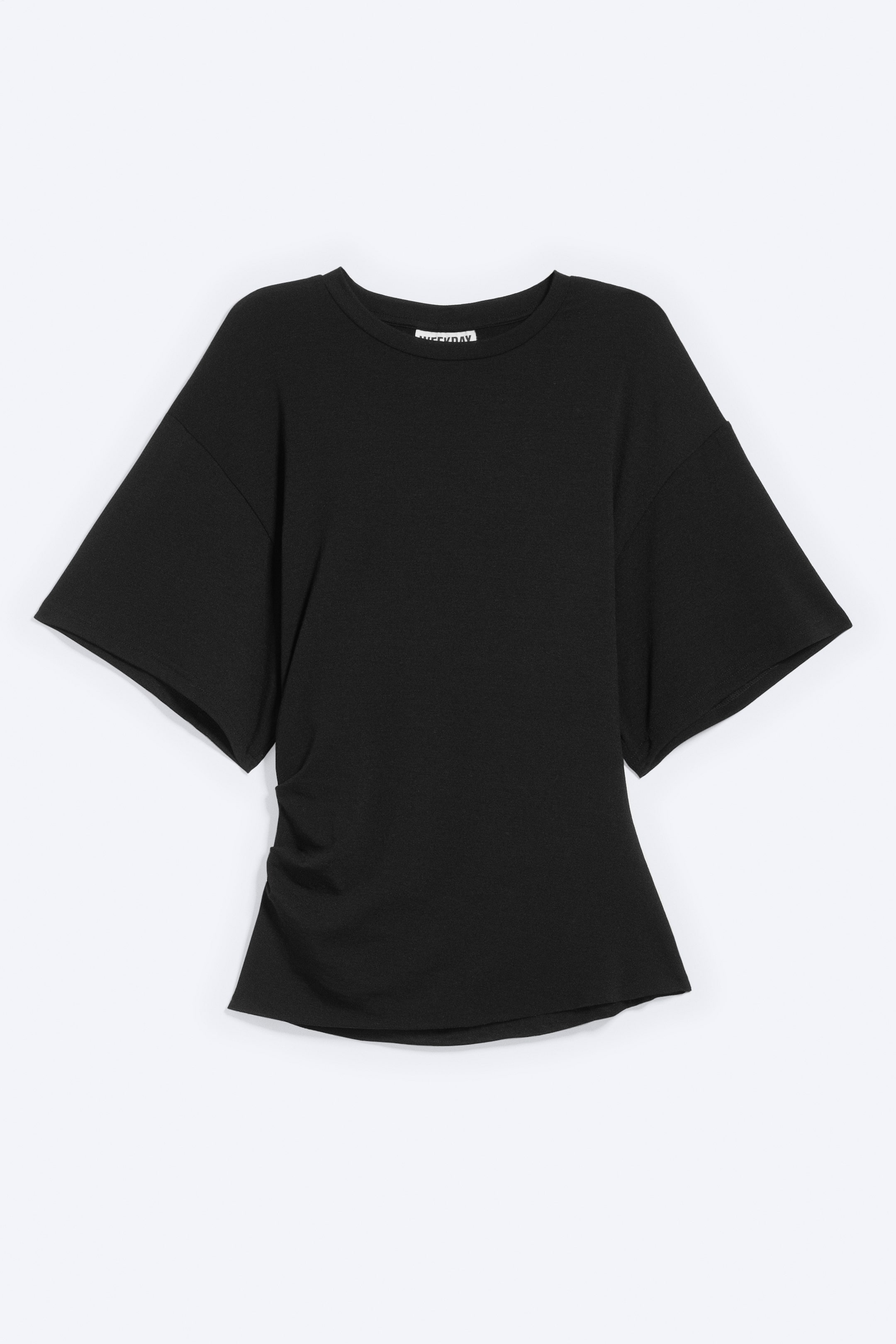 Grotere afbeelding bekijken: Een zwarte aansluitende gedrapeerde t-shirt toont zijn voorkant, met een ronde hals en boxy mouwen. Geplaatste plooien zijn zichtbaar aan de linkeronderkant, en onafgewerkte zoomdetails zijn aanwezig op zowel de mouwen als de onderrand.