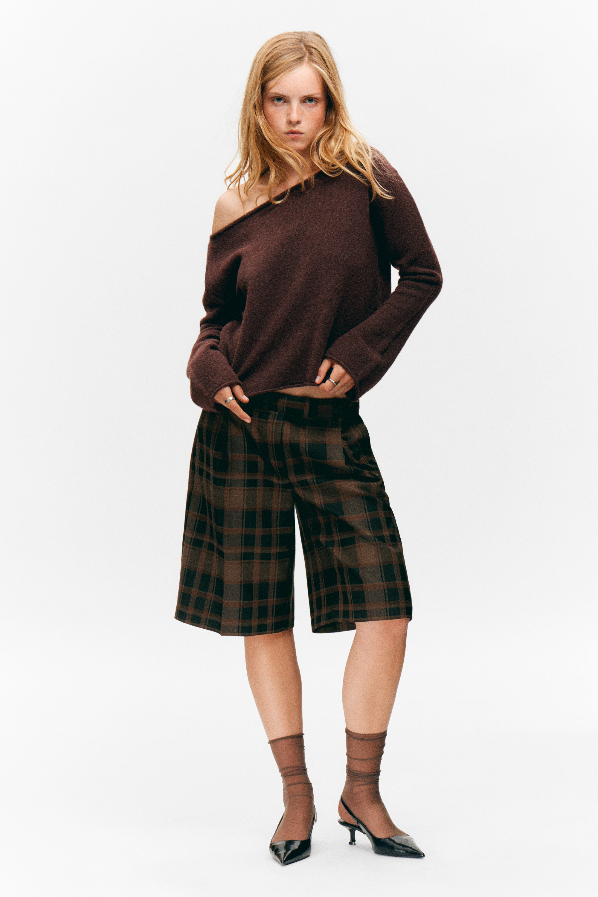 Dunkelbraun - Weicher Strickpullover mit U-Boot-Ausschnitt - 2