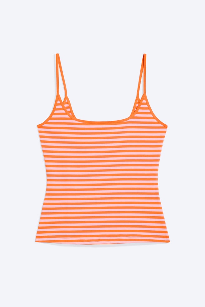 Ein Slim-Fit-Tanktop mit horizontalen orangefarbenen und hellrosa Streifen, frontal präsentiert. Es ist mit einem runden Ausschnitt und dünnen Trägern gestaltet und endet auf Hüfthöhe. - 1