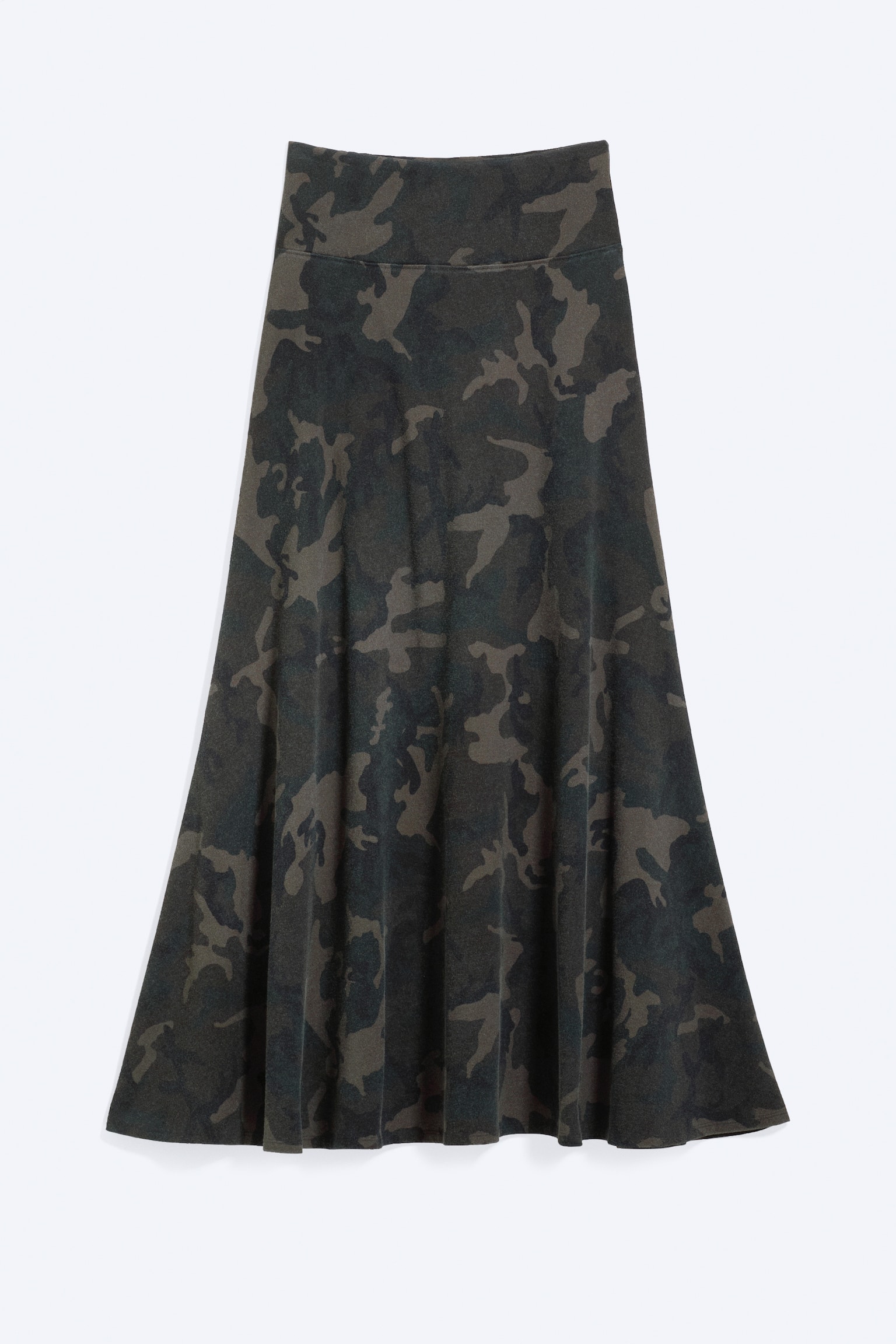 Una gonna è mostrata frontalmente, caratterizzata da un motivo mimetico nelle tonalità del verde oliva scuro, verde militare e marrone scuro. È progettata con una fascia in vita ampia e piatta e una silhouette a trapezio.