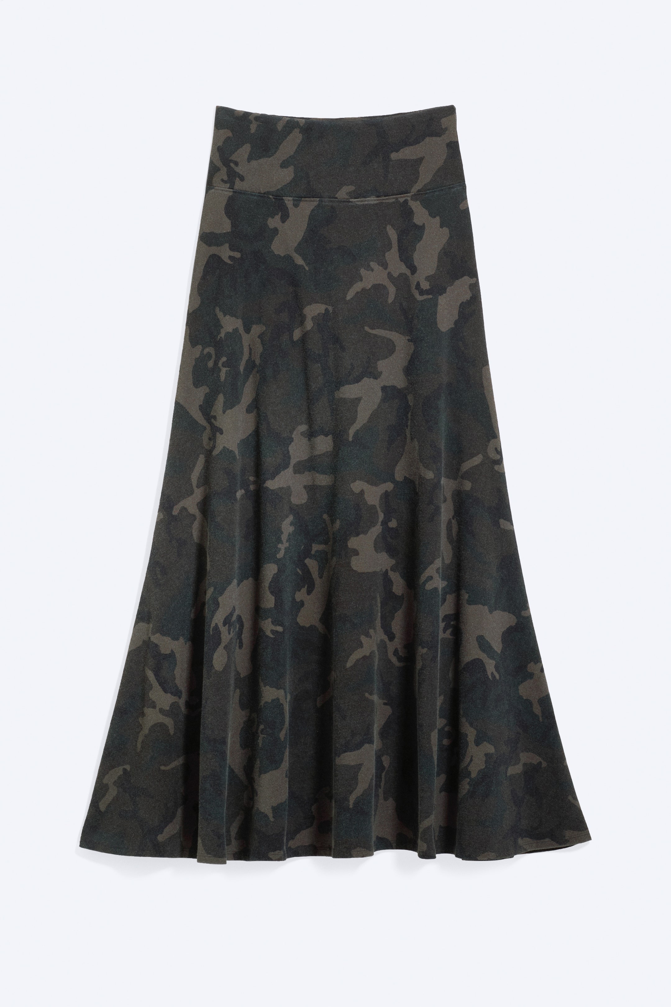Se større billede: En nederdel vises forfra og har et camouflage-mønster i nuancer af mørk olivengrøn, armygrøn og mørkebrun. Den er designet med et bredt, fladt taljebånd og en A-linje silhuet.