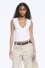 Weiß - Figurbetontes, ärmelloses Top mit V-Ausschnitt - 0