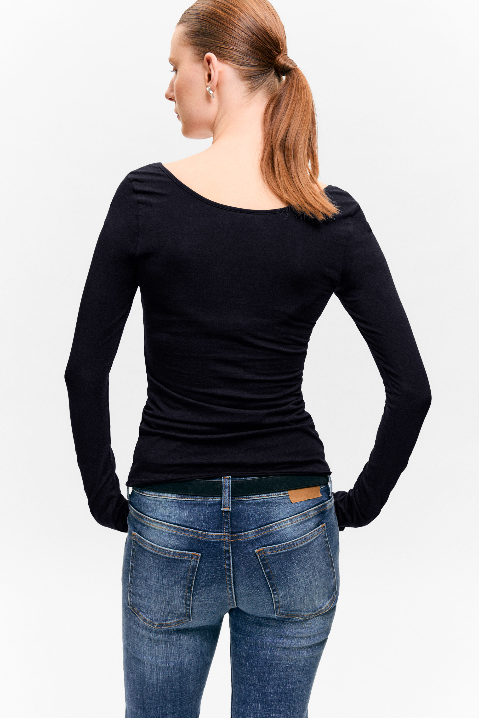 Schwarz - Langärmliges Slim Fit-Top mit U-Ausschnitt - 2