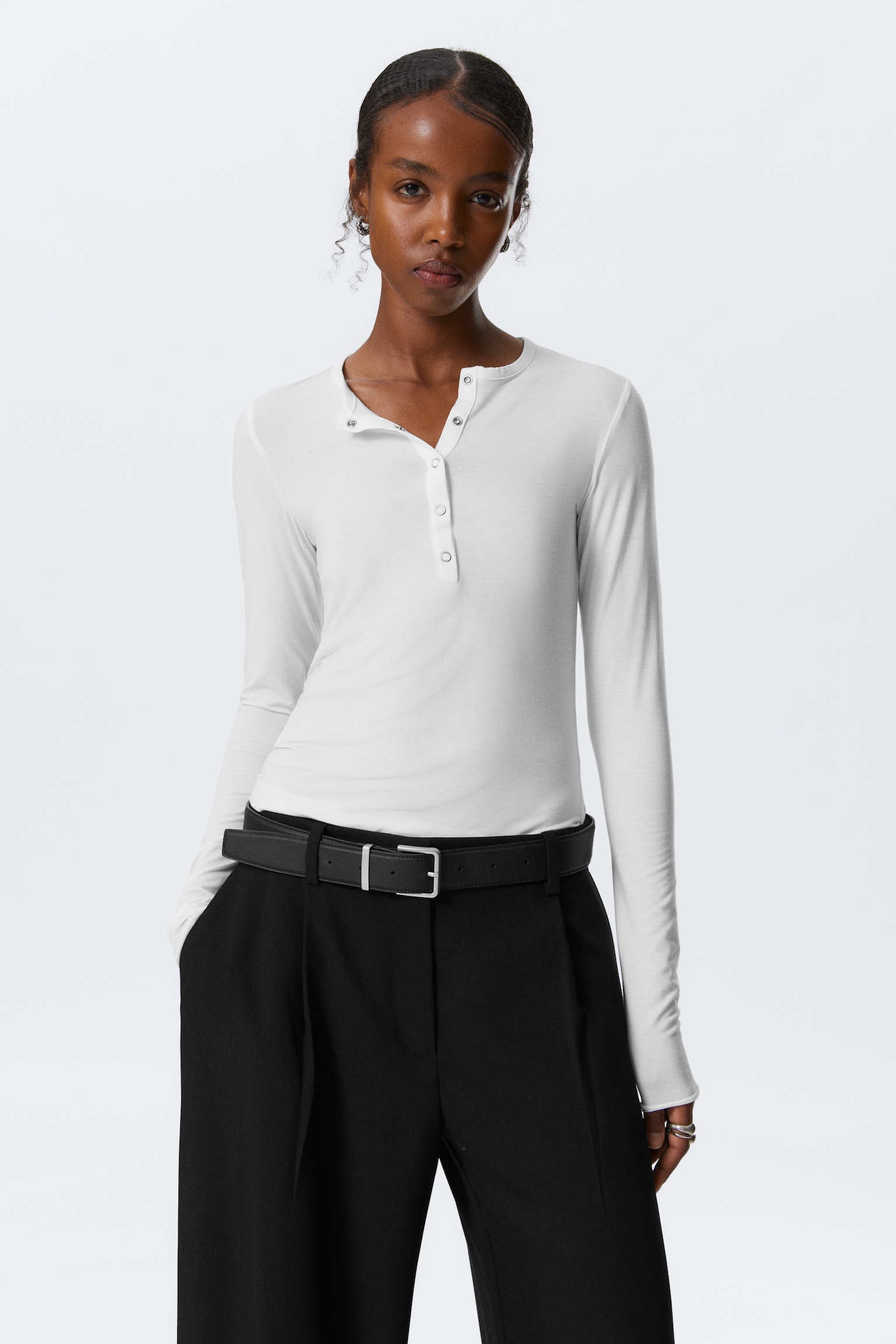 Fitted langærmet Henley-top - Hvid/Sort