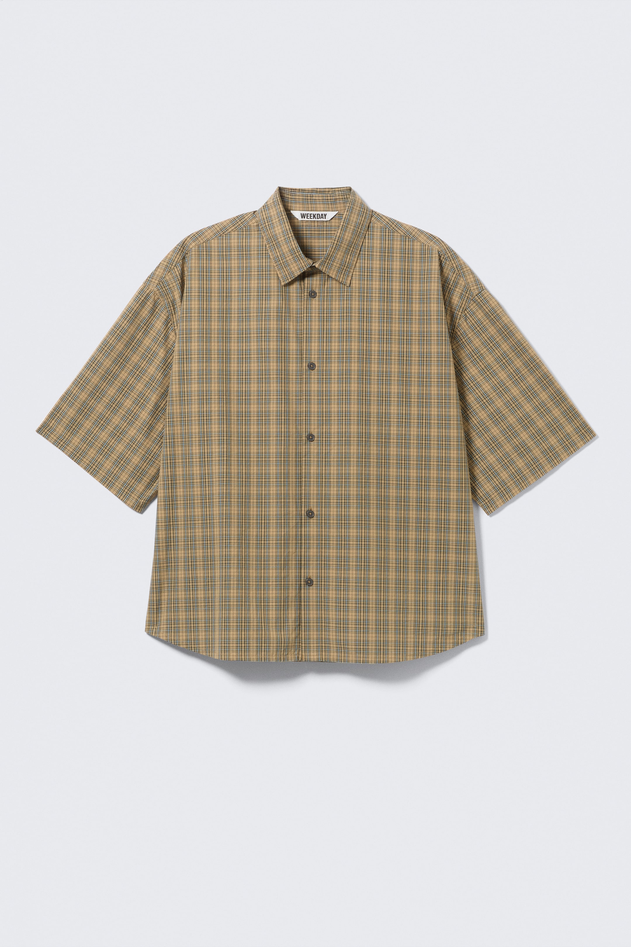 Größeres Bild anzeigen: Ein beige-schwarzes Kurzarmhemd mit Karomuster wird von VORNE präsentiert. Es verfügt über einen spitzen Kragen, dunkle Knöpfe entlang der Mitte und weite kurze Ärmel.