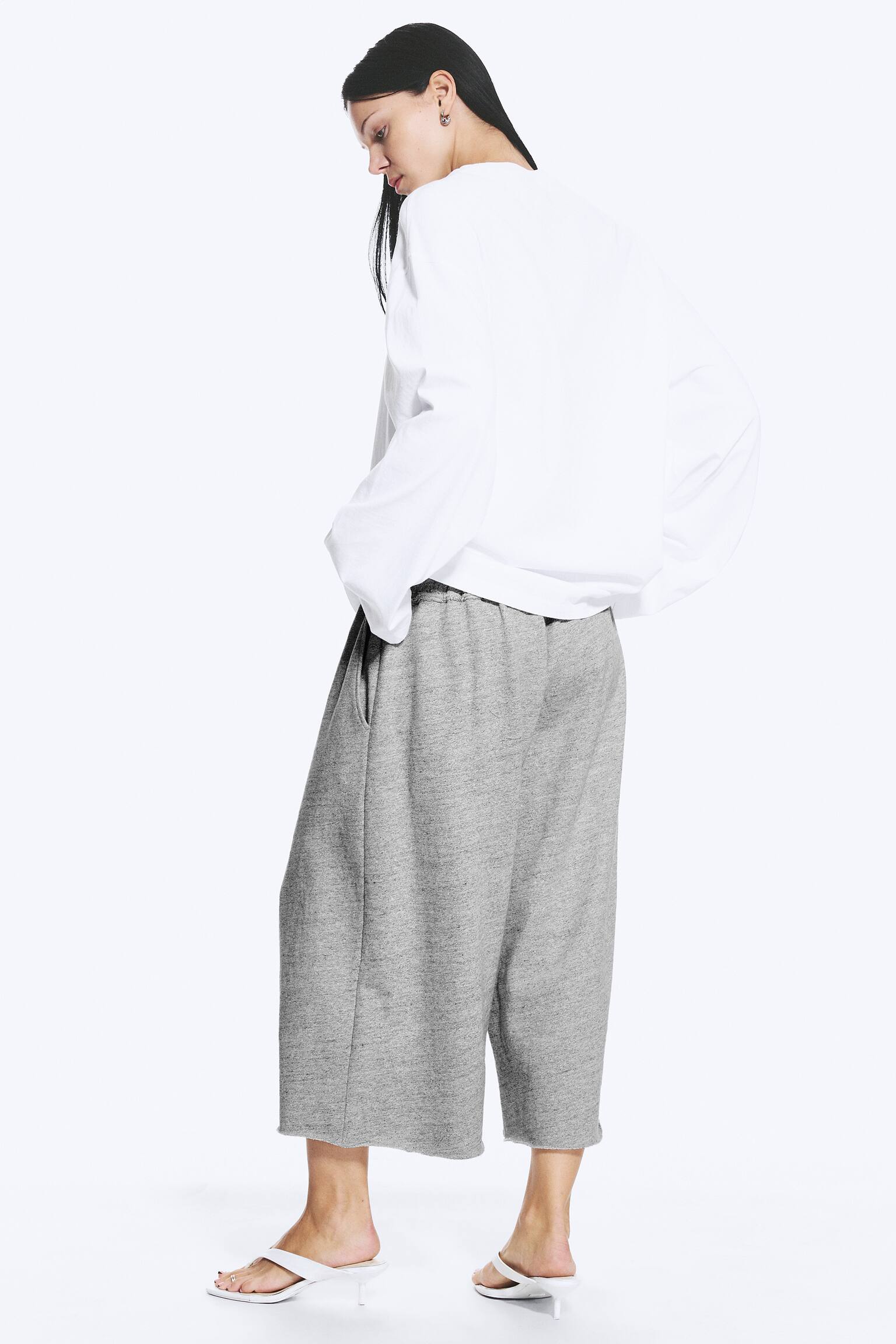 En oversized långärmad t-shirt - Vit/Mörk Mullvad/Svart - 4