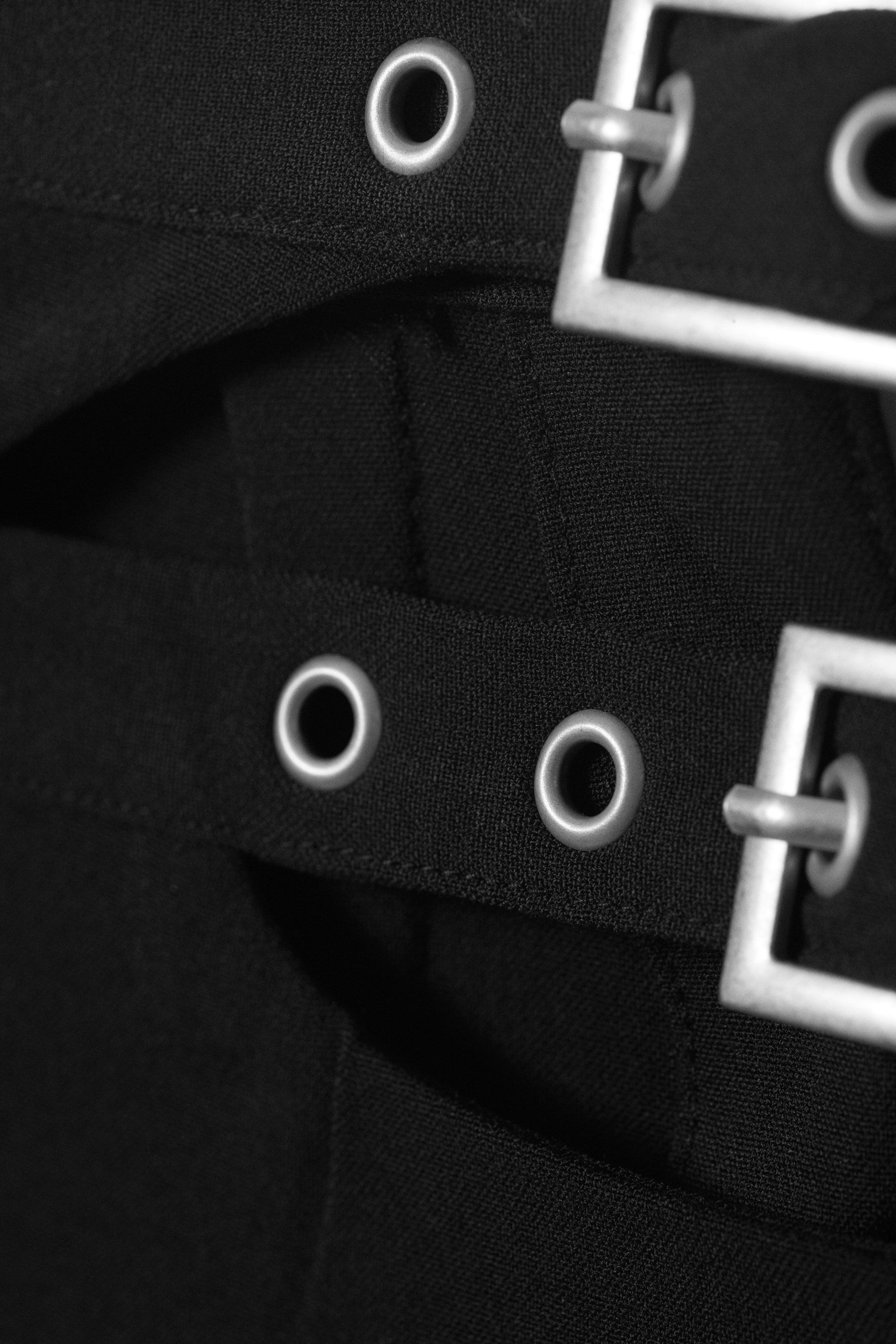 Schwarz - Mid-Waist-Bleistiftrock mit Schnallenverschluss - 5