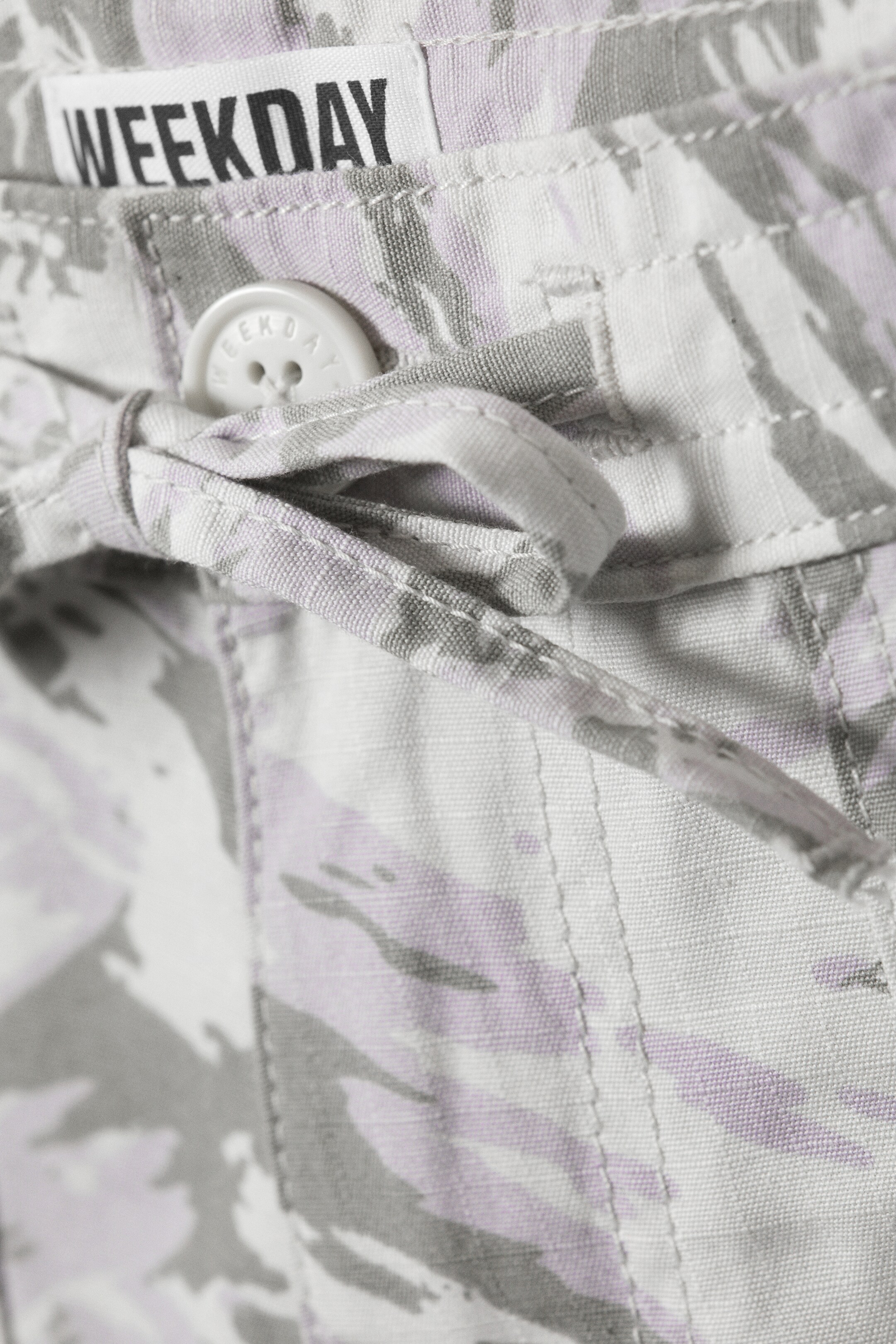 Grösseres Bild ansehen: Cargo-Hose mit Grafikmuster in lockerer Passform - Off-white - Statischer Staub | H&M CH 6