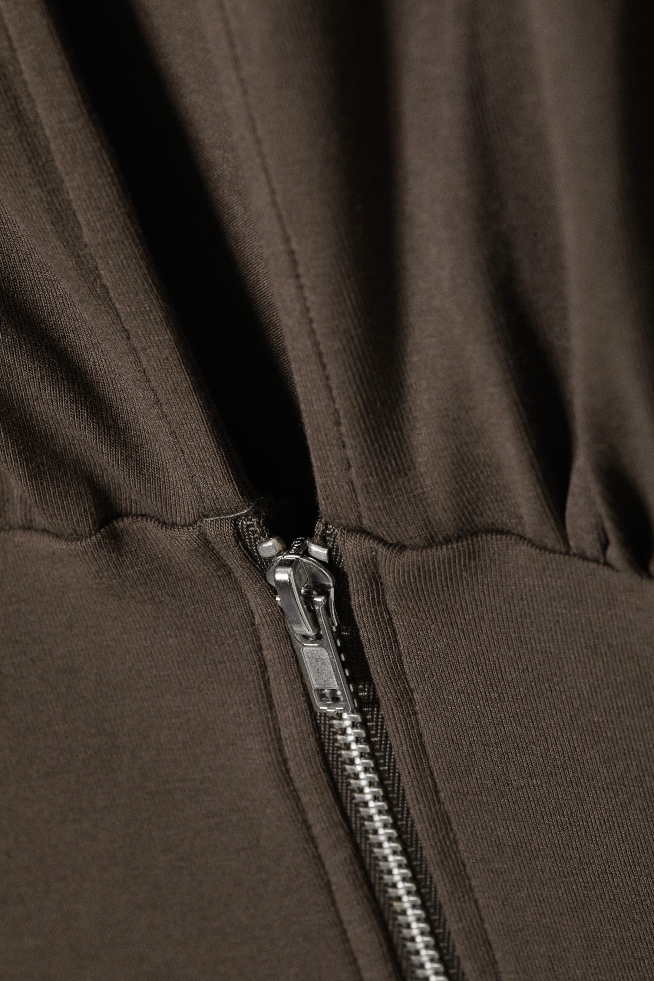 Donkerbruin - Slim fit top met rits en lange mouwen - 2