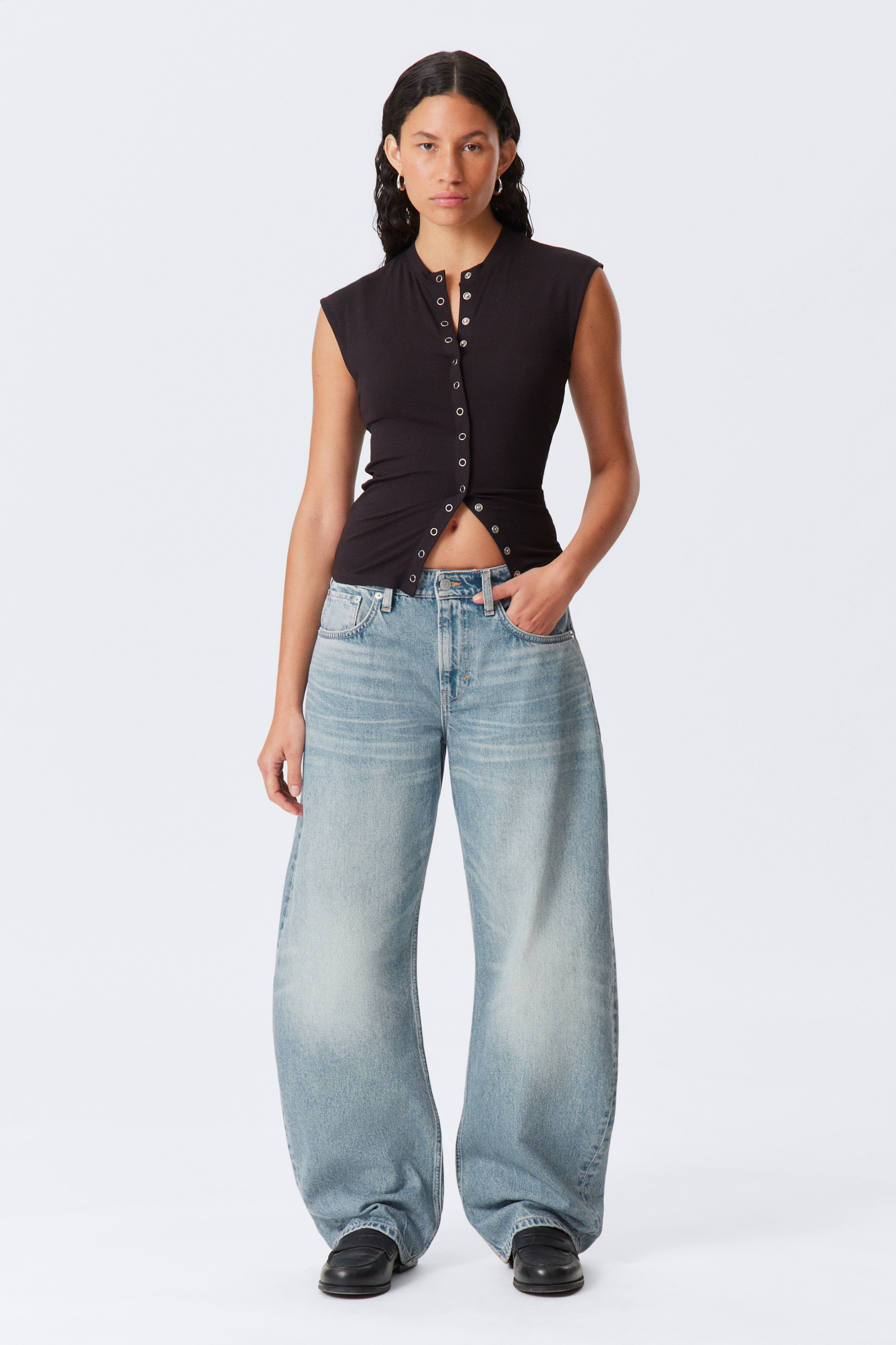 Grösseres Bild ansehen: Abell Mid Rise Regular Cocoon Leg Jeans - Seventeen Blue - Mittelblau - DAMEN | H&M CH 3