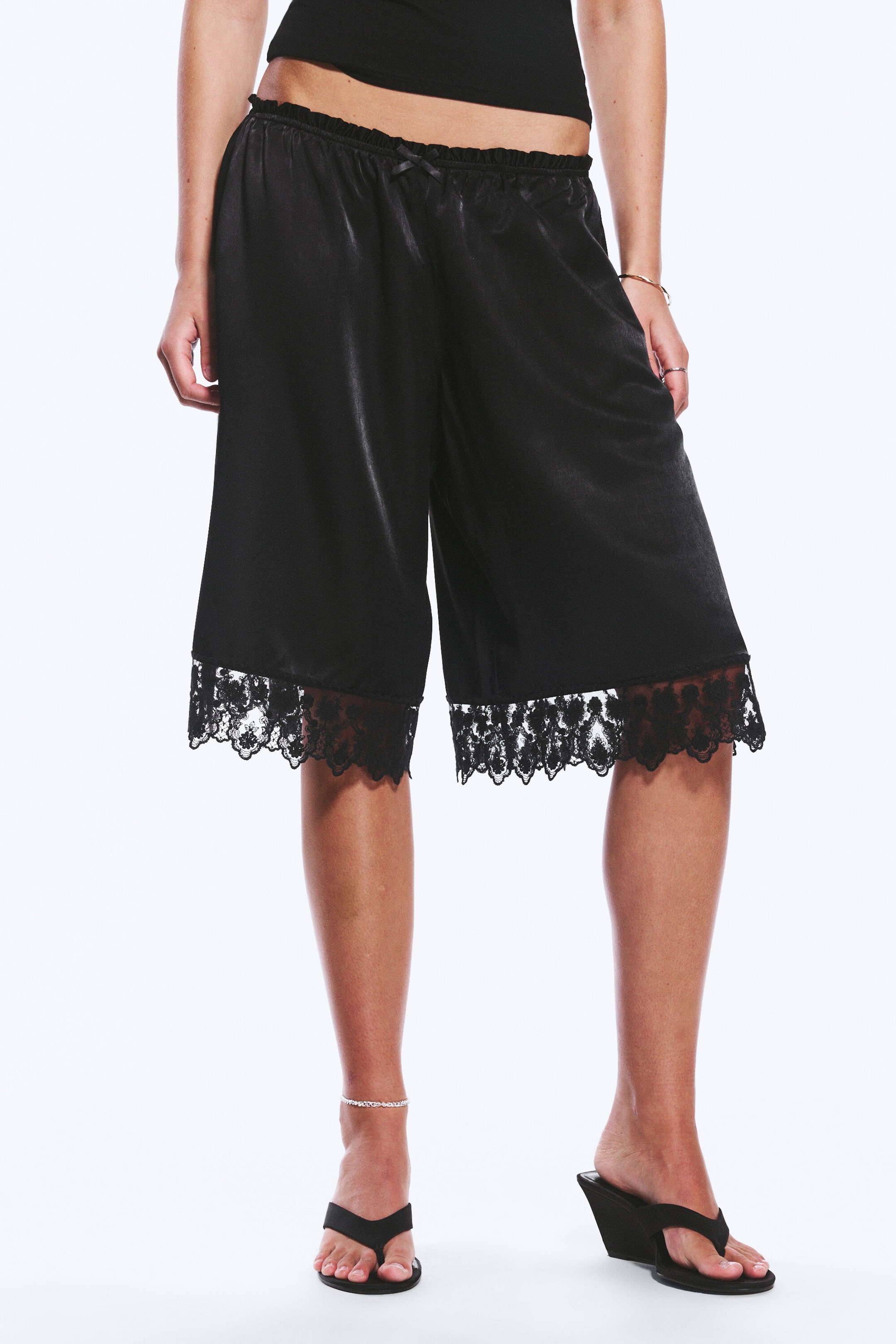 Schwarz - Satin-Shorts mit Spitze - 2