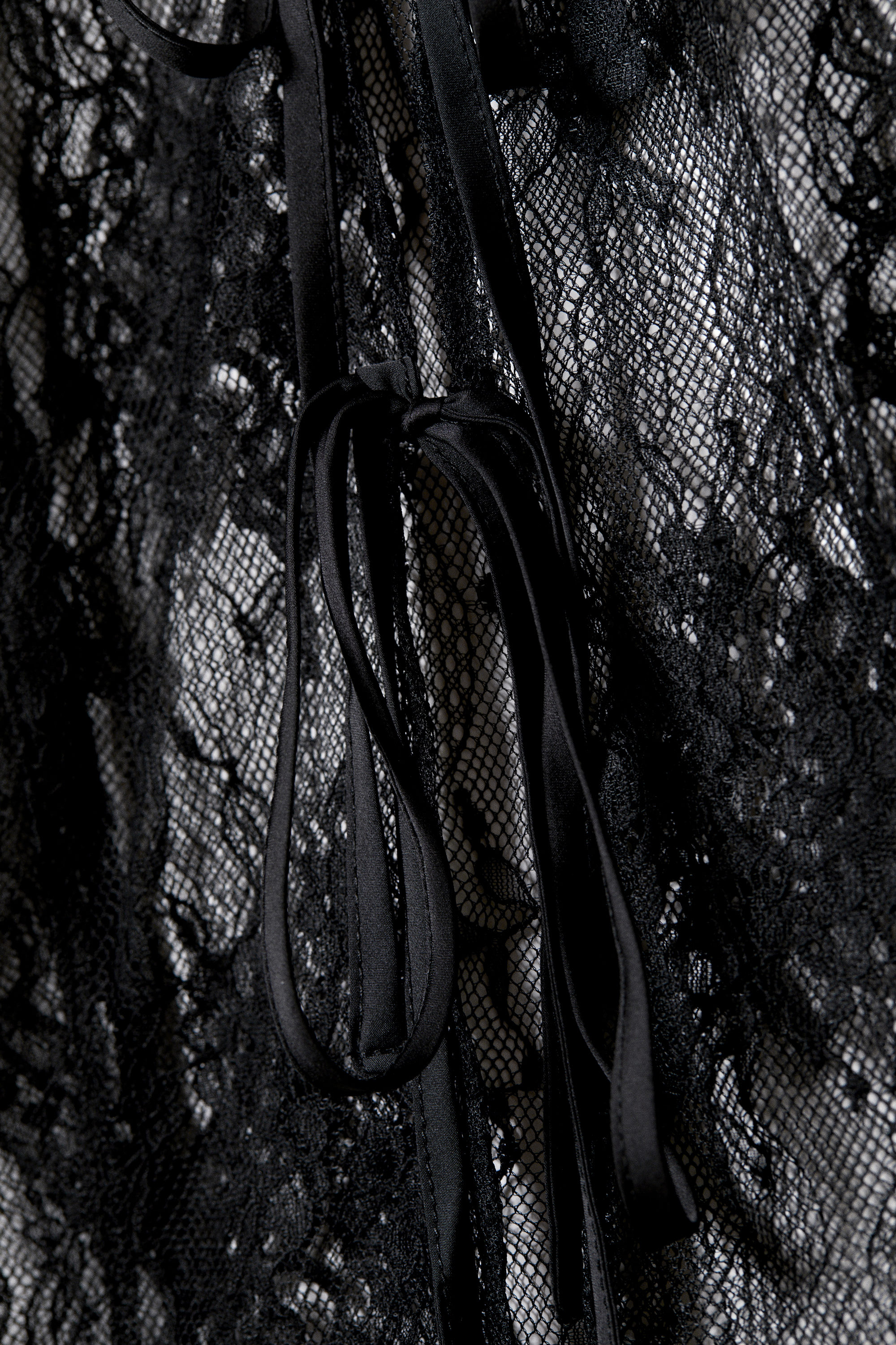 Schwarz - Spitzen-Top mit Bindeband vorne - 3