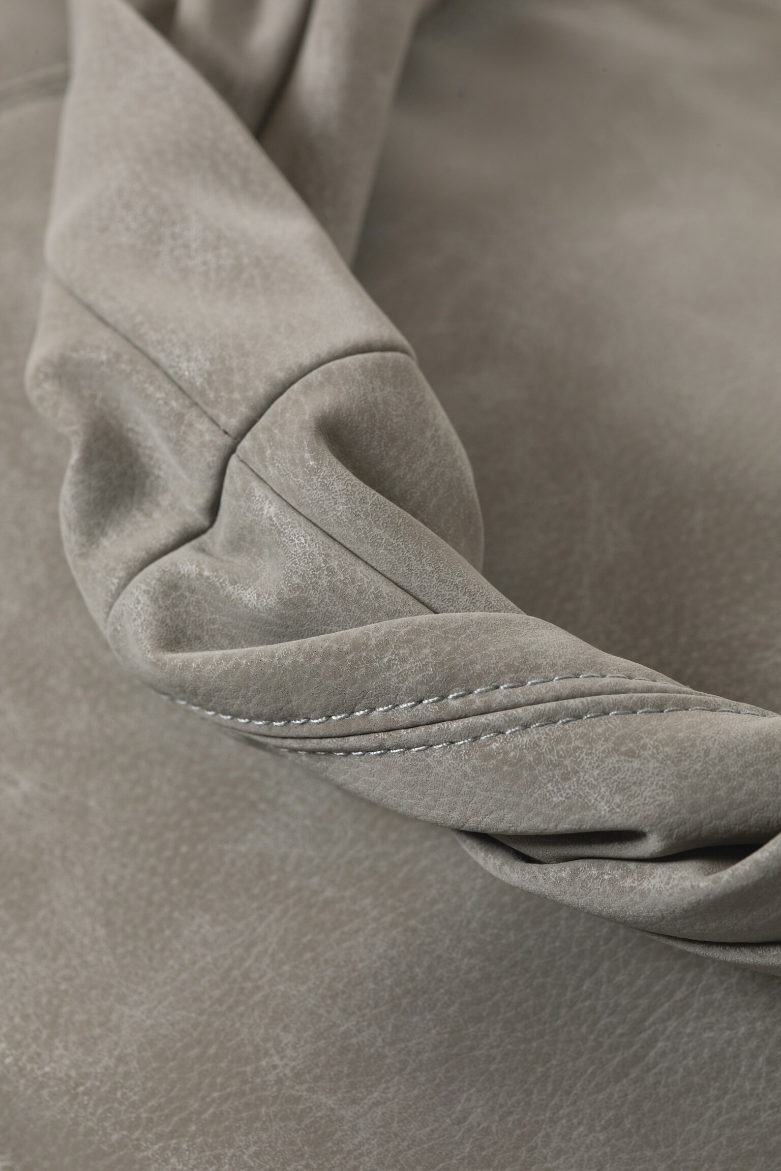 Lässige Schultertasche aus Kunstleder - Staubgrau/Schwarz mit Nieten/Dunkelbraun - 2