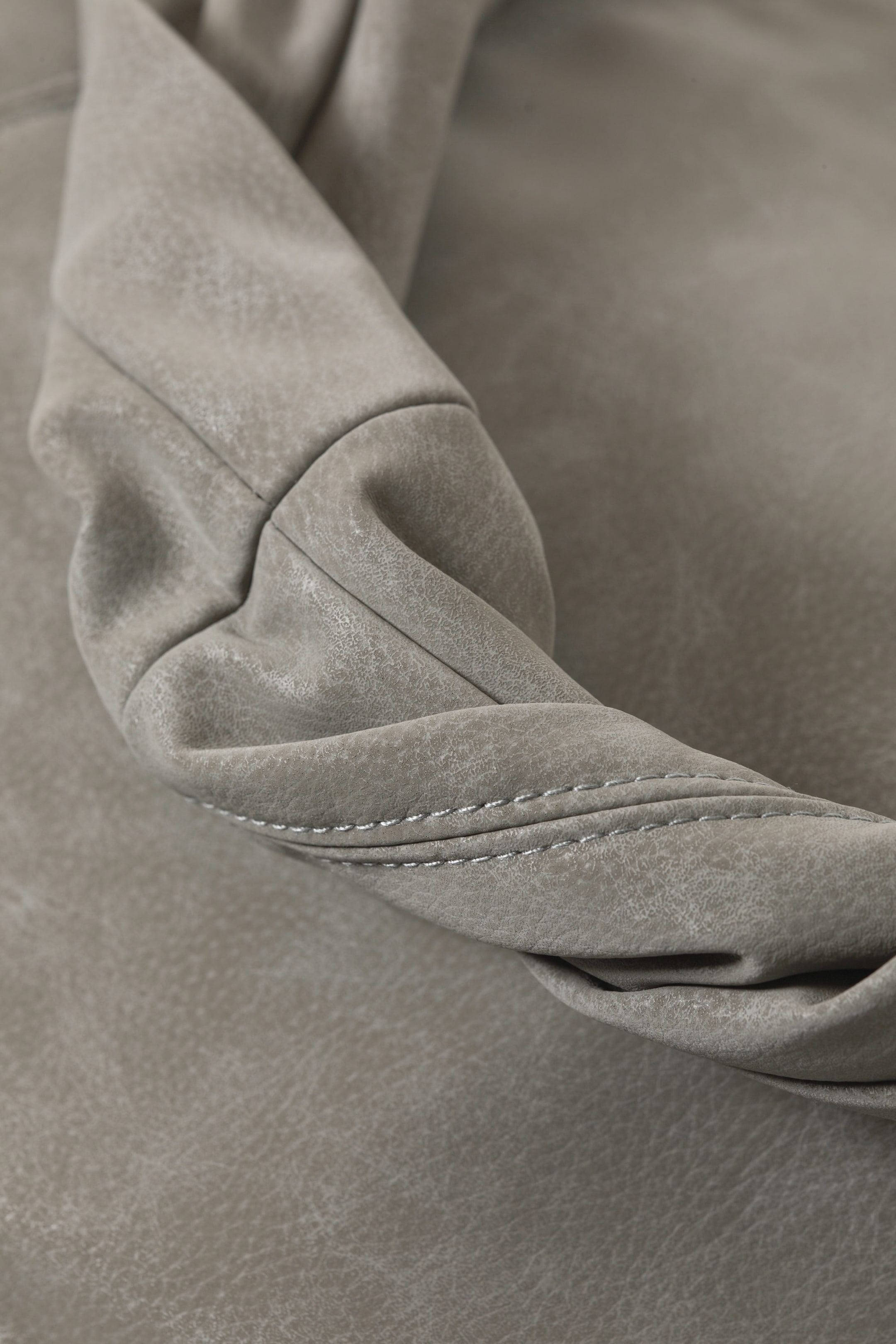 Staubgrau - Lässige Schultertasche aus Kunstleder - 3