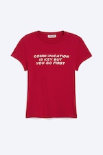 Rot - "Communication" - Boxy T-Shirt mit Print und kurzen Ärmeln - 0