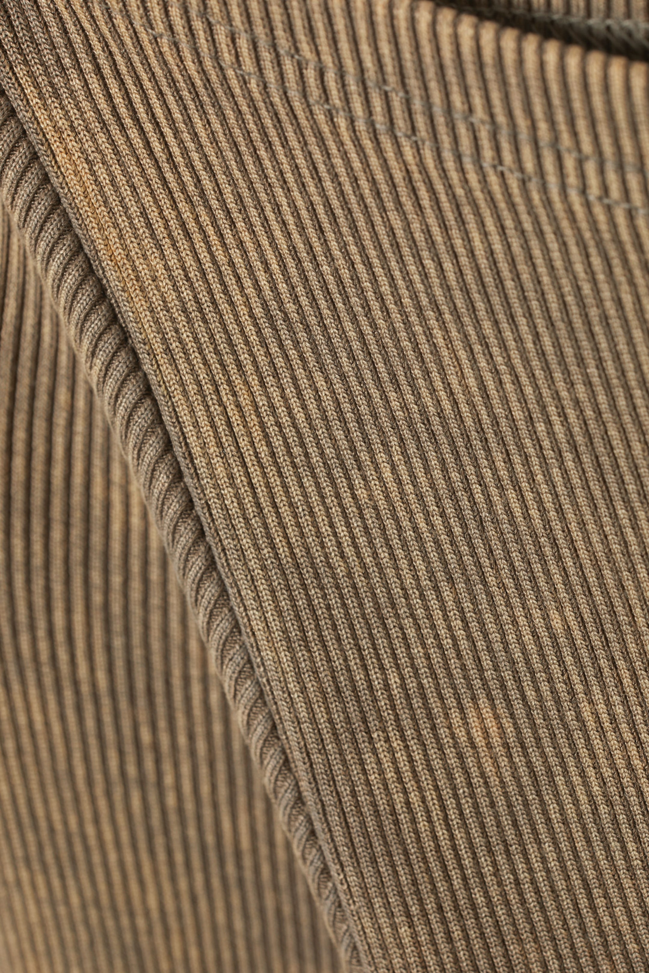 Dunkelbeige - Geripptes Longsleeve mit U-Boot-Ausschnitt - 1