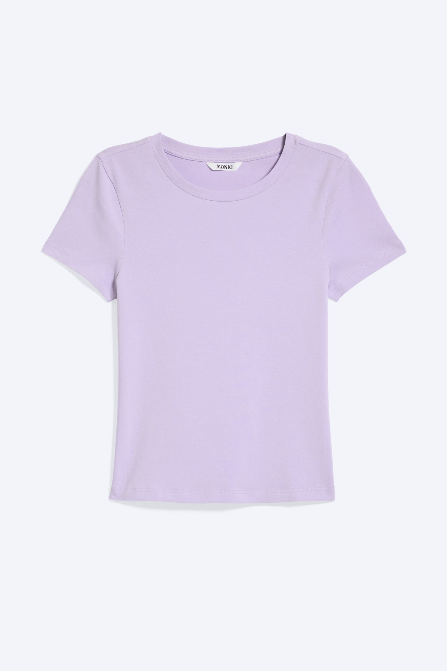En lavendelfärgad mini-T-shirt presenteras framifrån, med en ribbad rund halsringning, korta ärmar och en slät, figurnära passform. - 1