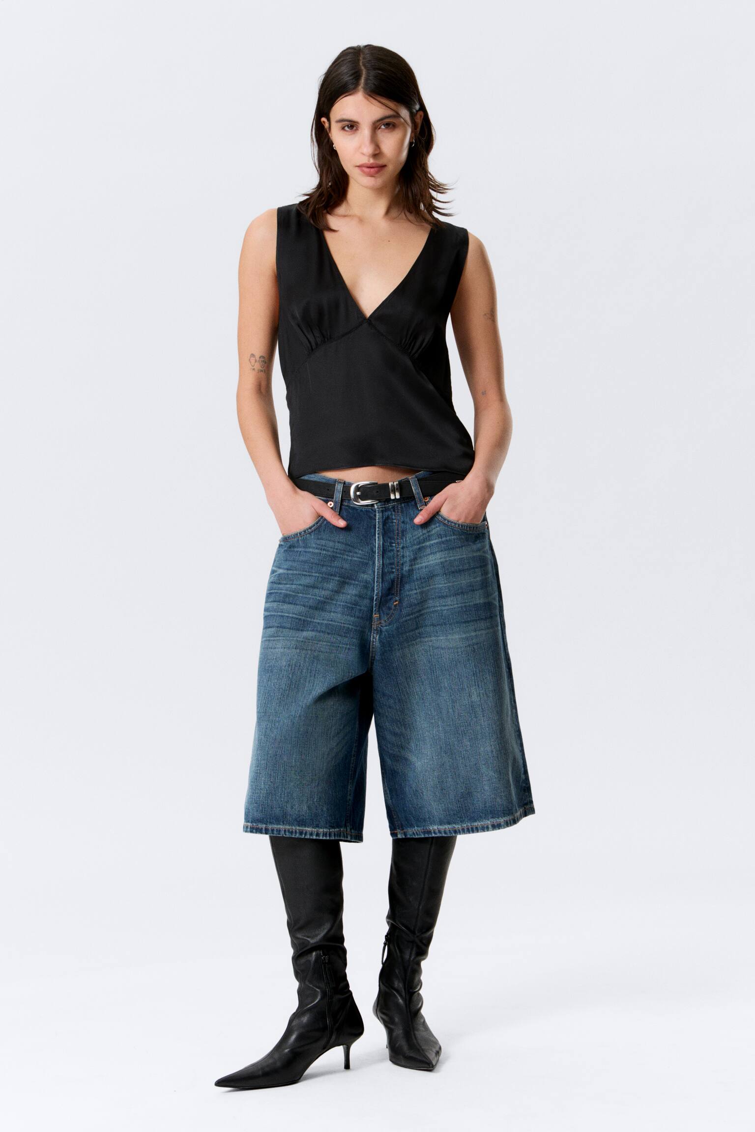 Ujjatlan, V-nyakú szatén top - Fekete/Világos poros bézs - 6