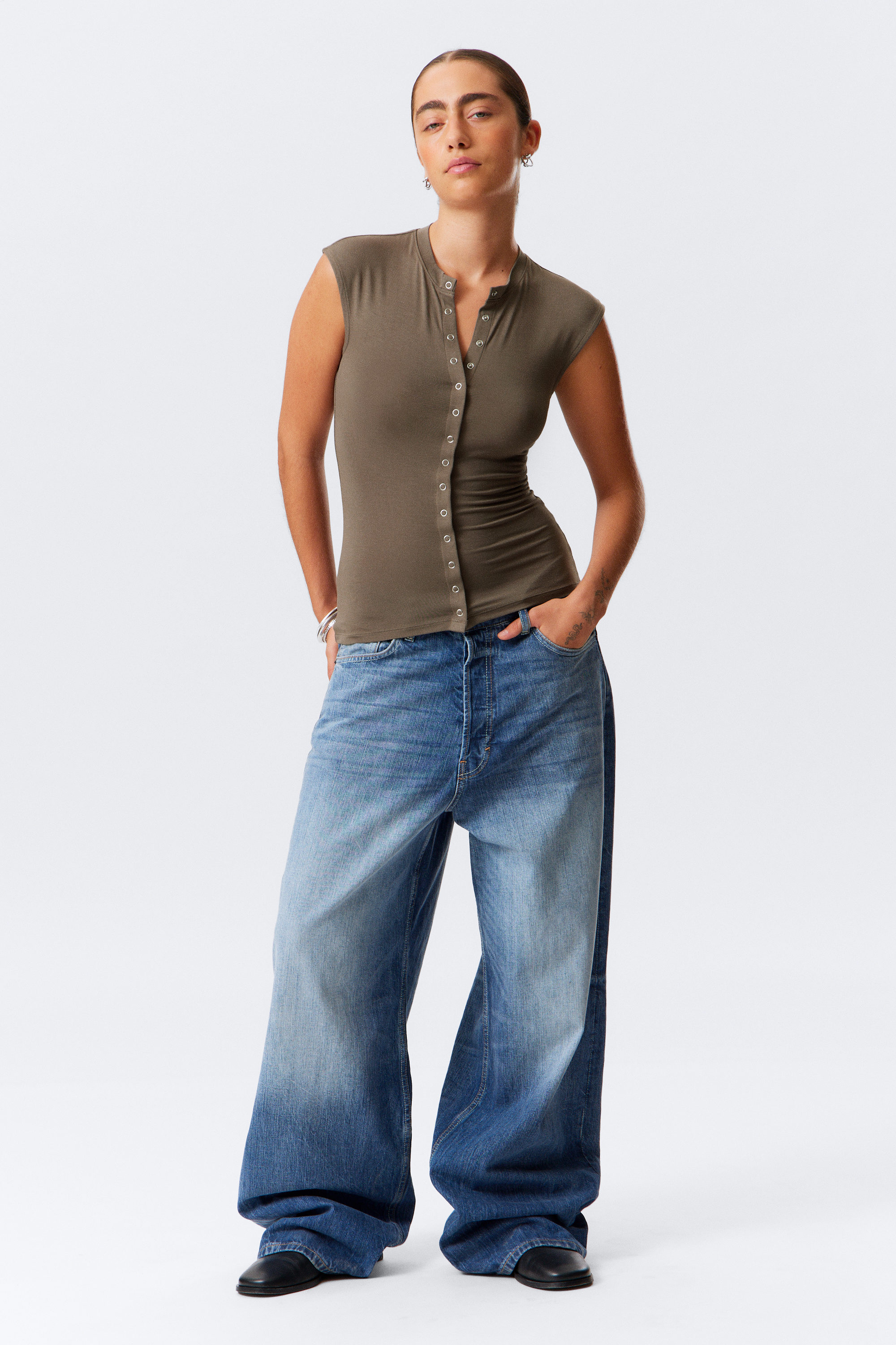 Dark Mole - Sleeveless Button-up Top - 2