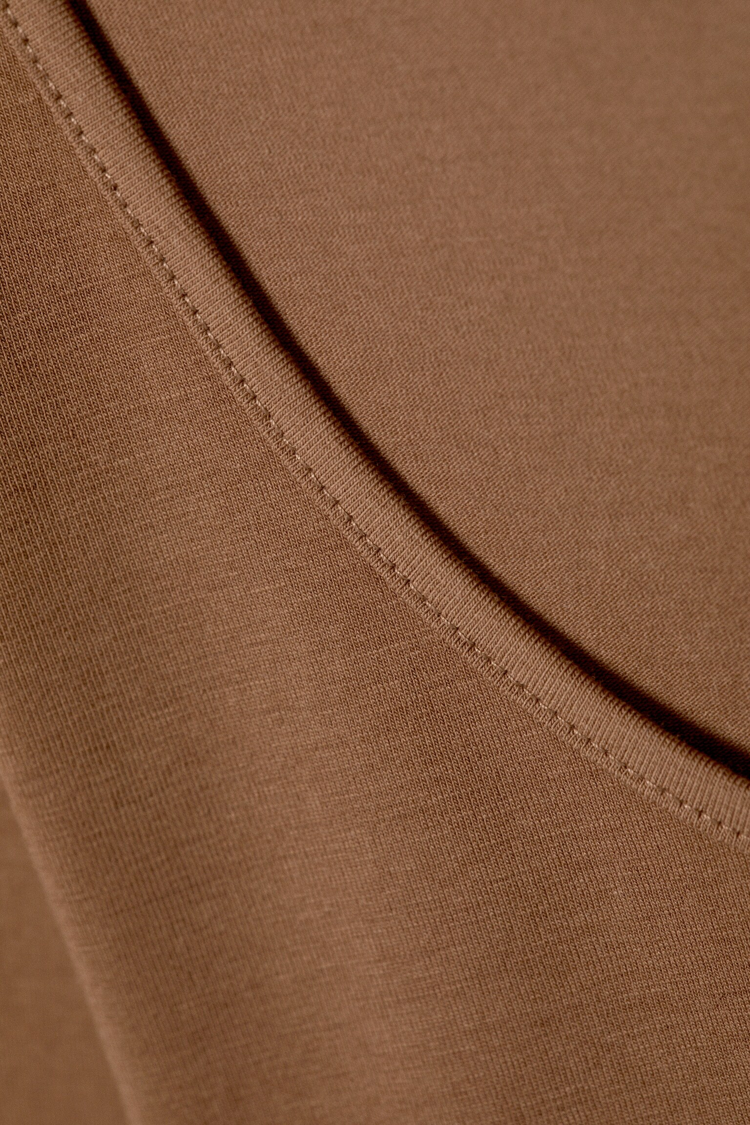 Langärmliges Slim Fit-Top mit U-Ausschnitt - Braun/Beige - Schwarze Streifen/Grau meliert/Weiß/Hellrosa/braun gestreift/Hellgelb - Punkte/Schwarz/Dunkelbraun/Pink & burgunderrot gestreift/Schwarz & Weiß gestreift - 5