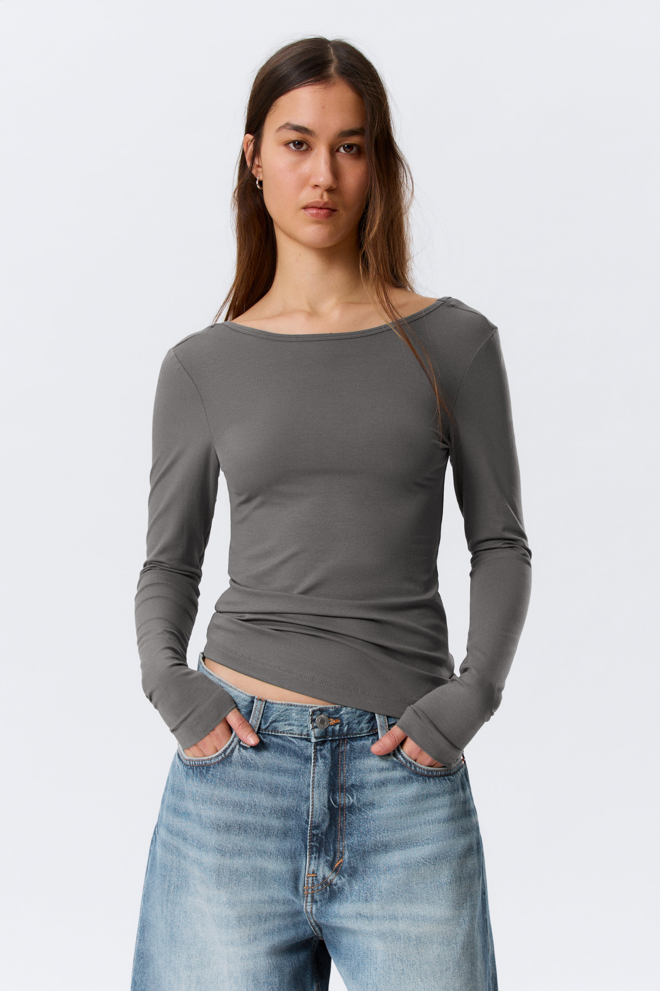 Visualizza immagine più grande: Un top a maniche lunghe grigio scuro è presentato frontalmente, mettendo in risalto uno scollo a barca e una silhouette aderente.