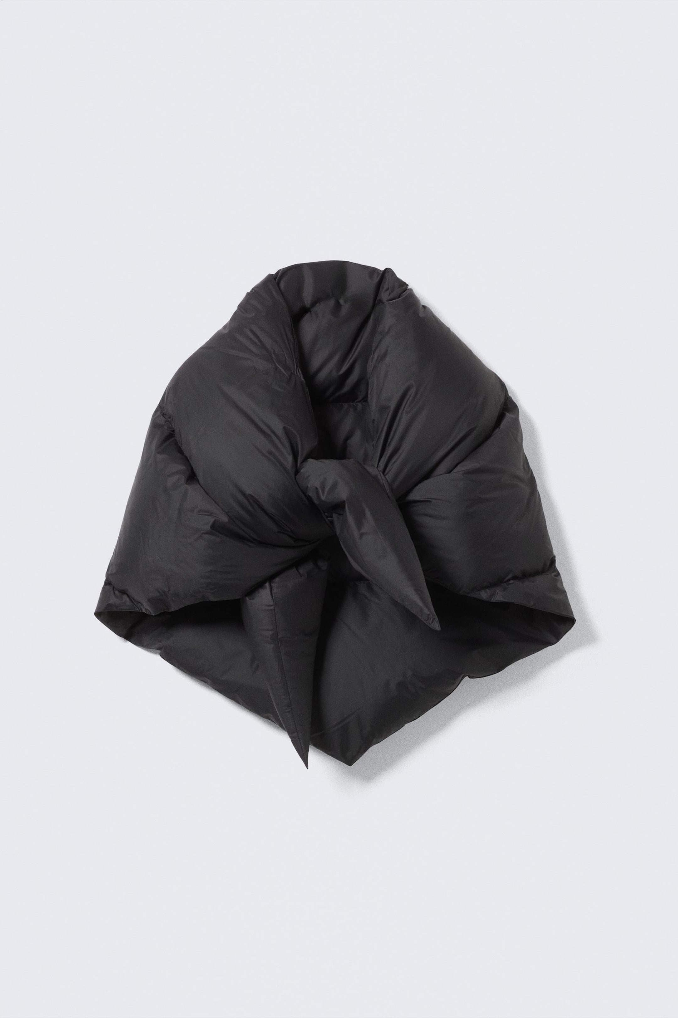 #272628 - Dreiecksschal mit recycelter Daunenfüllung - 1