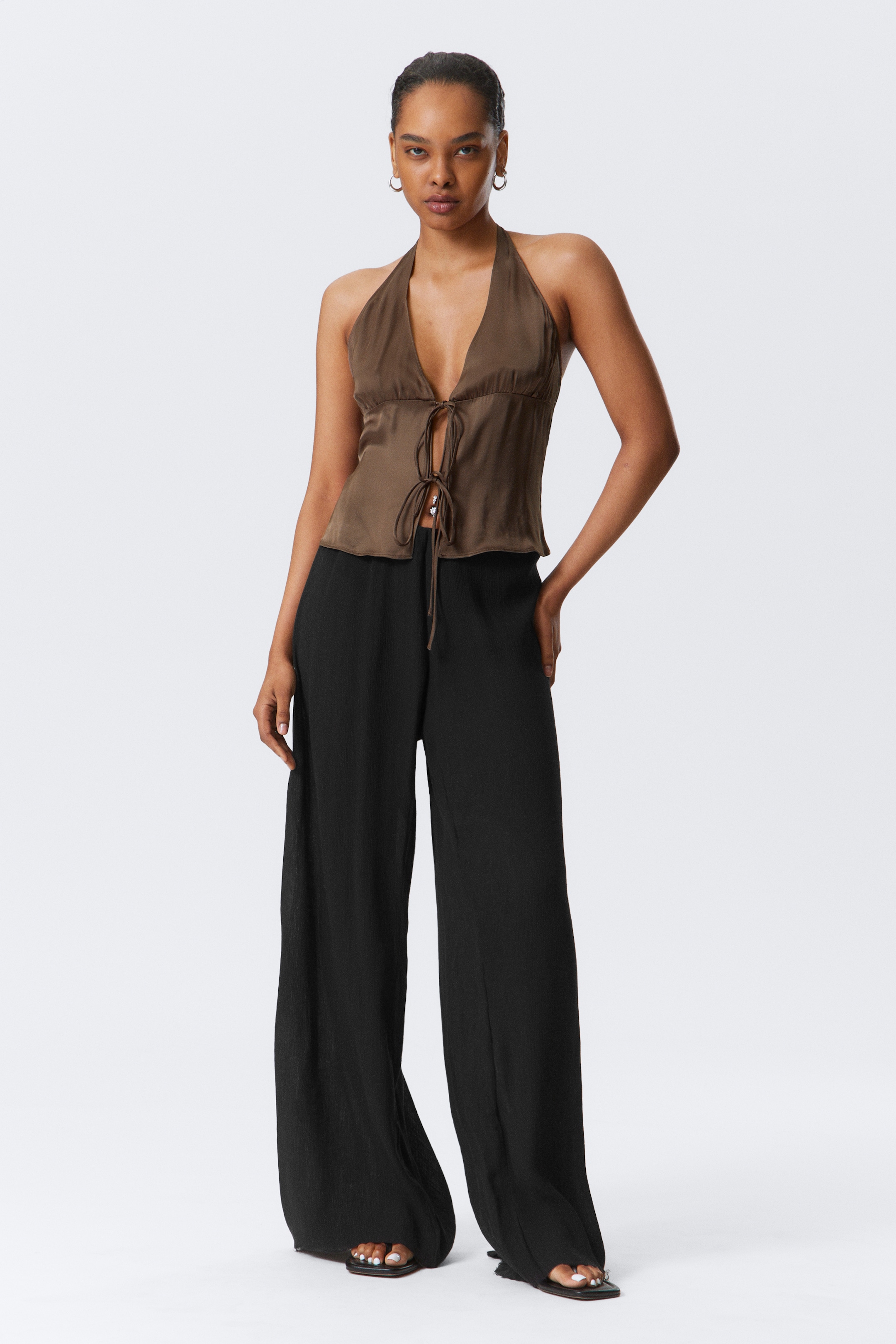 Zobrazit větší obrázek: Halenka s halter výstřihem a zavazováním - Tmavě hnědá - ŽENY | H&M CZ 3