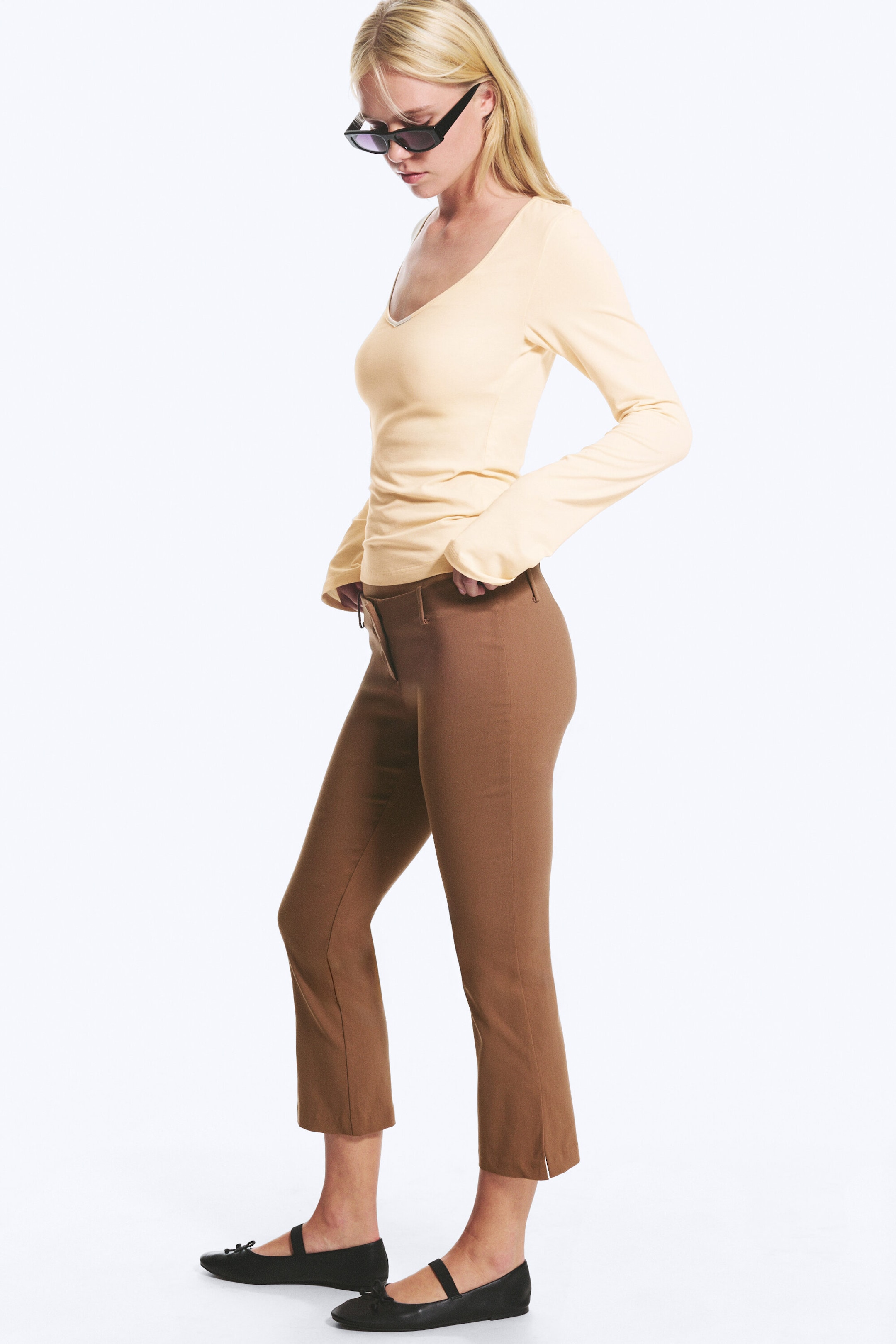 Staubiges Braun - Caprihose mit niedrigem Bund - 2