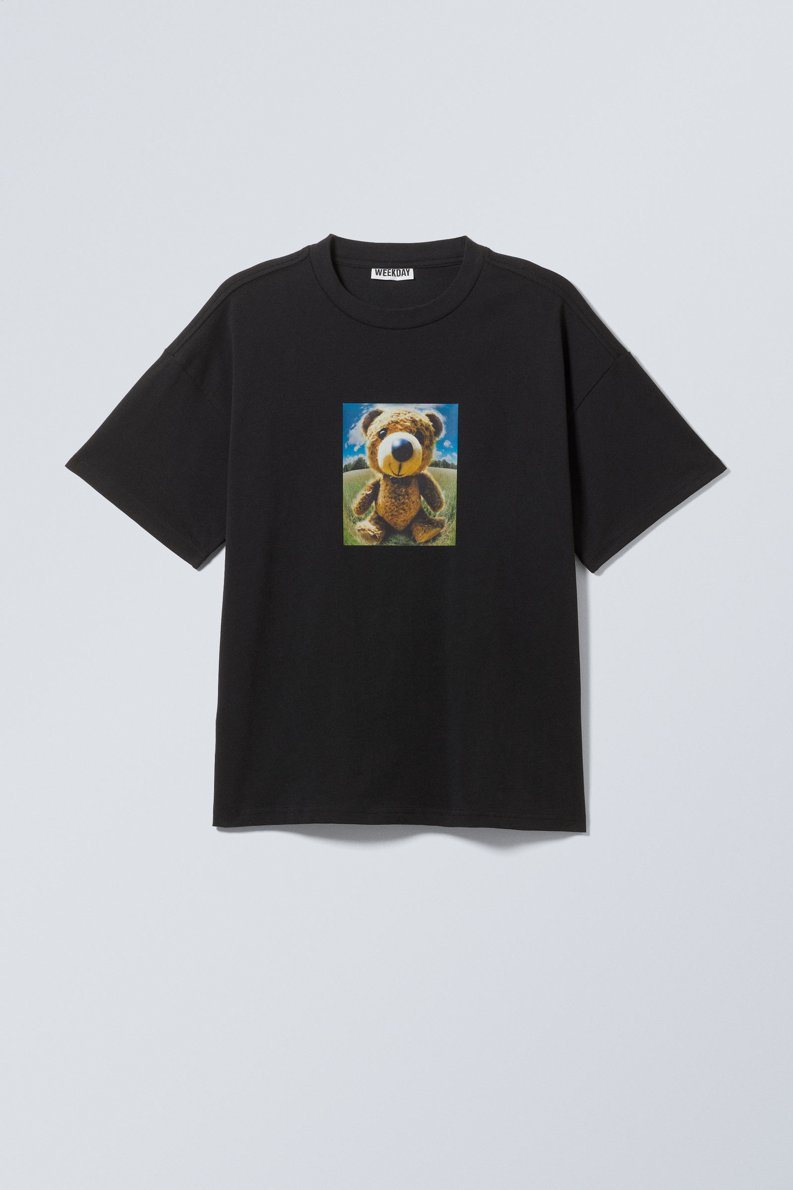 【WEEKDAY】Oversized Graphic Printed グラフィックTシャツ WEEKDAY Oversized Graphic Printed T-Shirt in Midnight Spirit