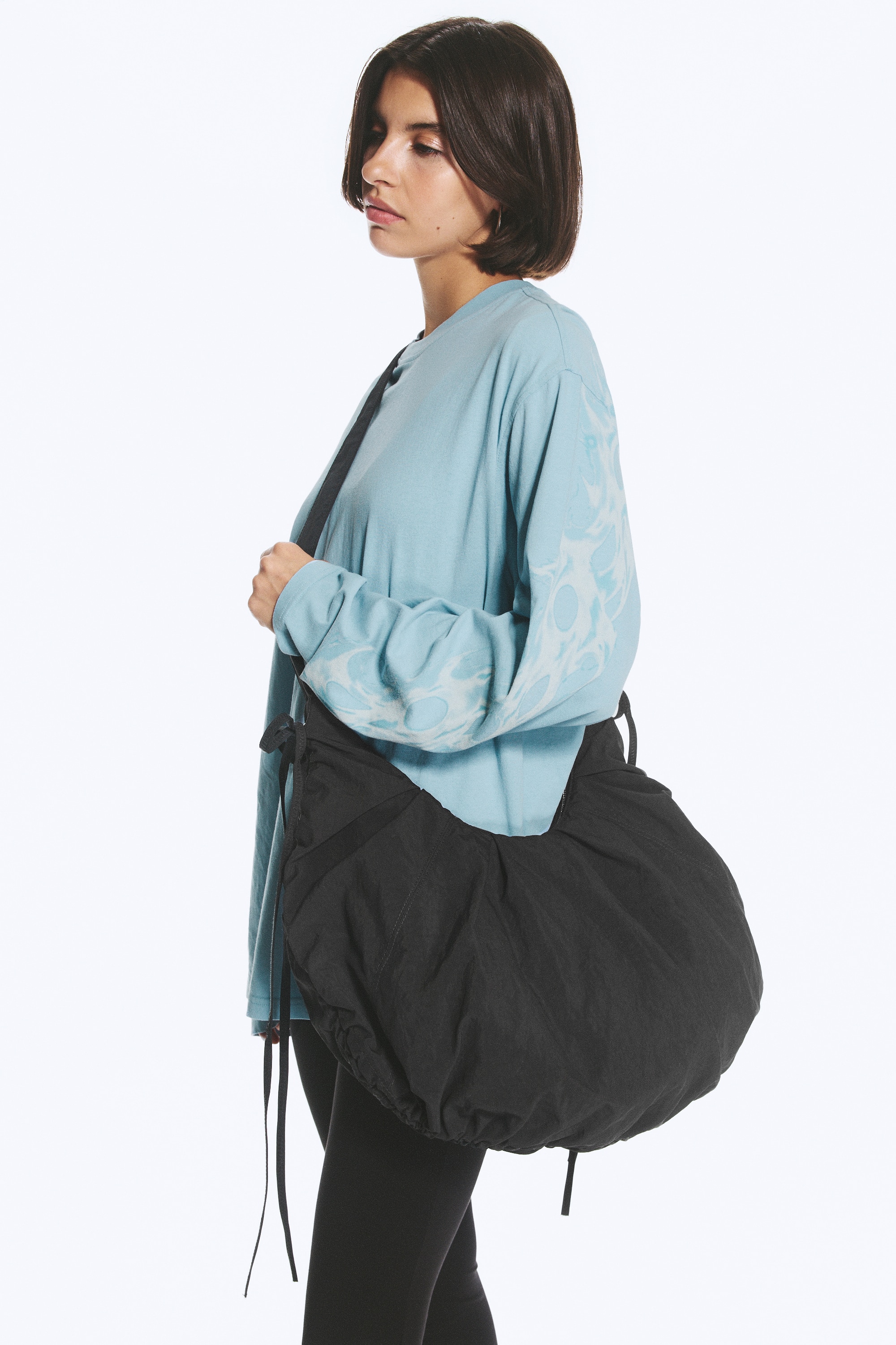 Veľká zaoblená crossbody kabelka - Tmavá Sivá