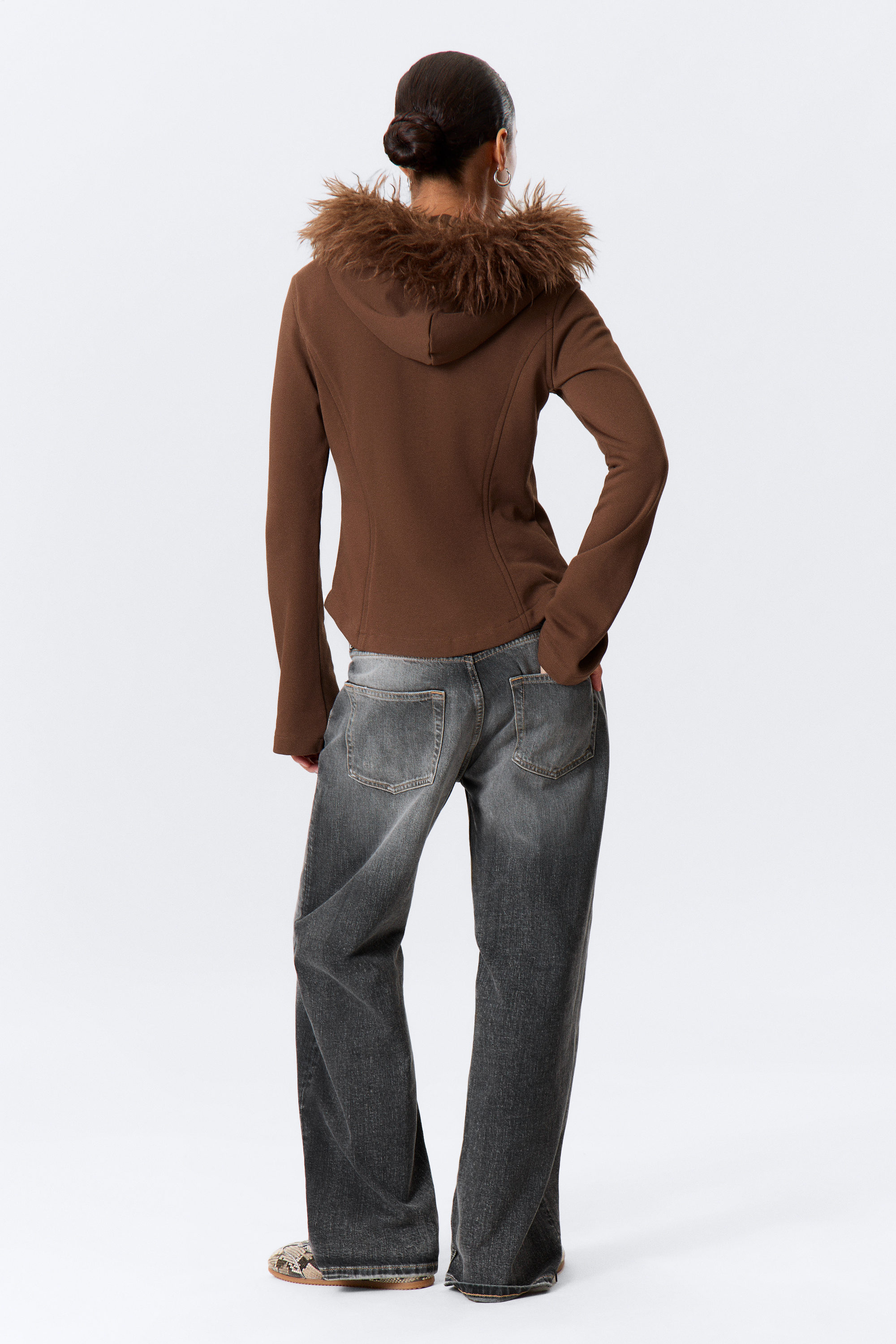 Braun - Eng anliegender Zip-Hoodie mit Kunstfellbesatz - 3