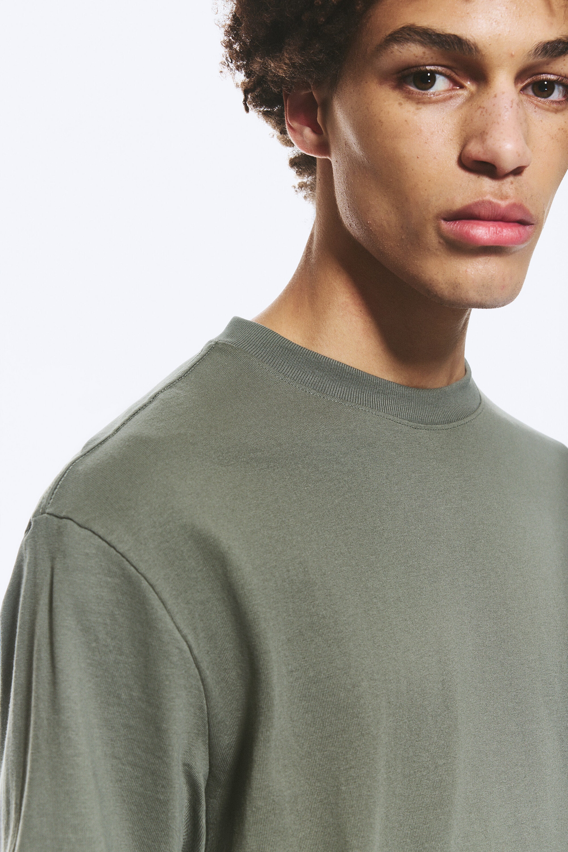 Helles, staubiges Khakigrün - Locker geschnittenes T-Shirt - 2