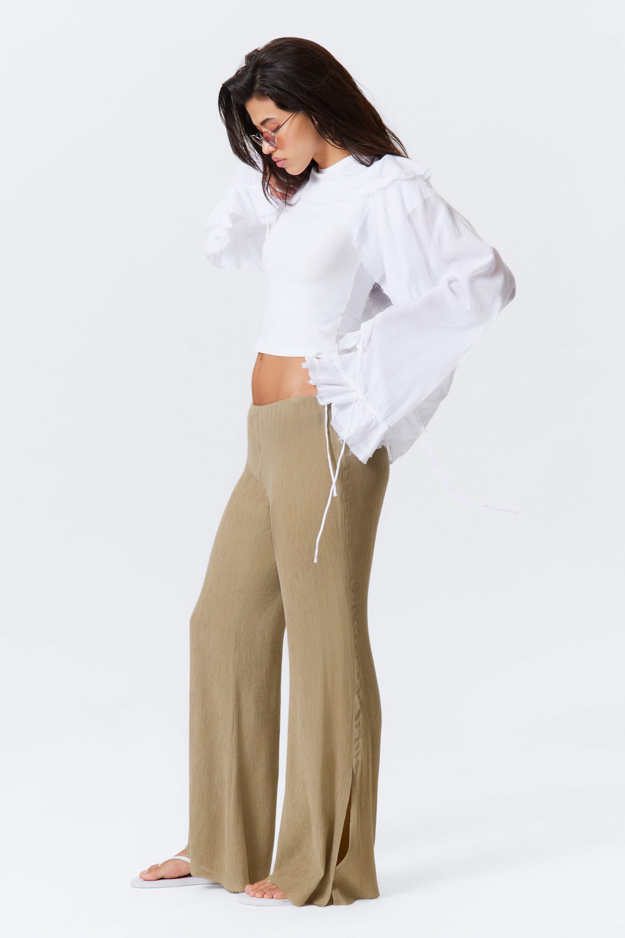 Grotere afbeelding bekijken: Low Rise Flared Crinkled Trousers - Beige - DAMES | H&M BE 2