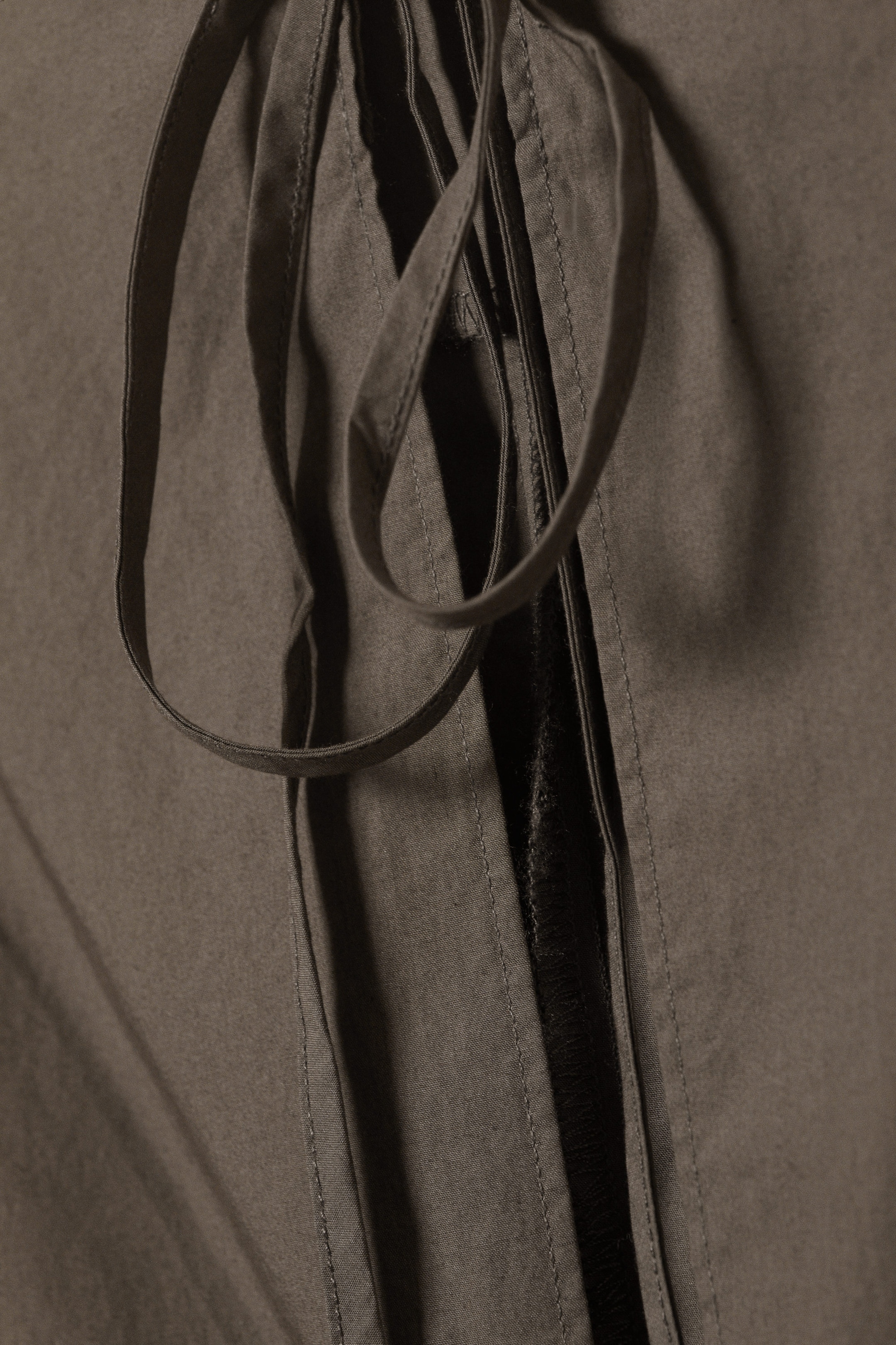 Dunkles Graubraun - Minikleid aus Baumwoll-Popeline mit Bindedetail - 2