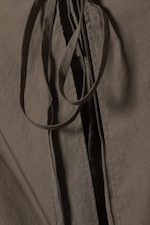 Dunkles Graubraun - Minikleid aus Baumwoll-Popeline mit Bindedetail - 2