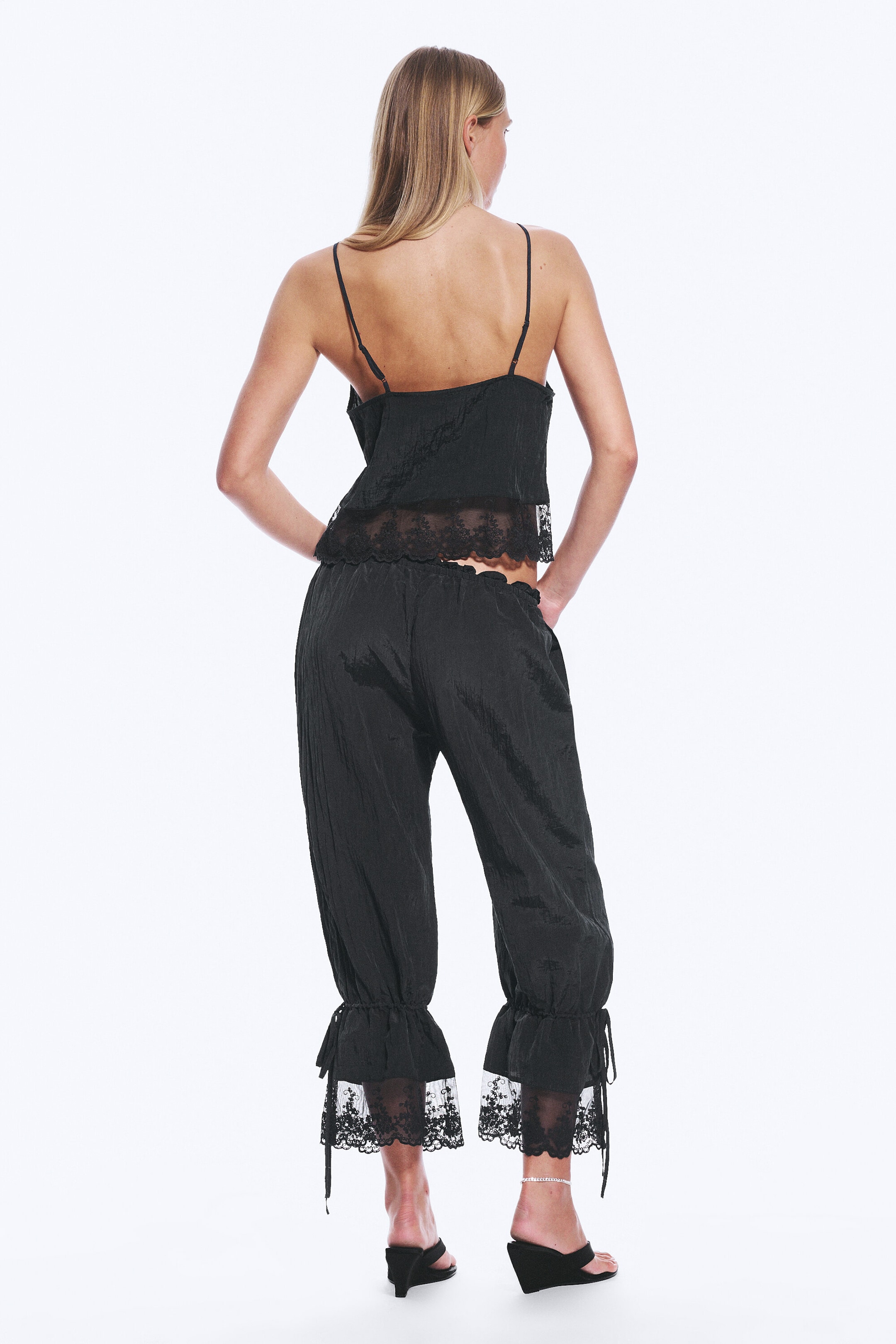Schwarz - Cropped Camisole mit Spitzenbesatz - 2